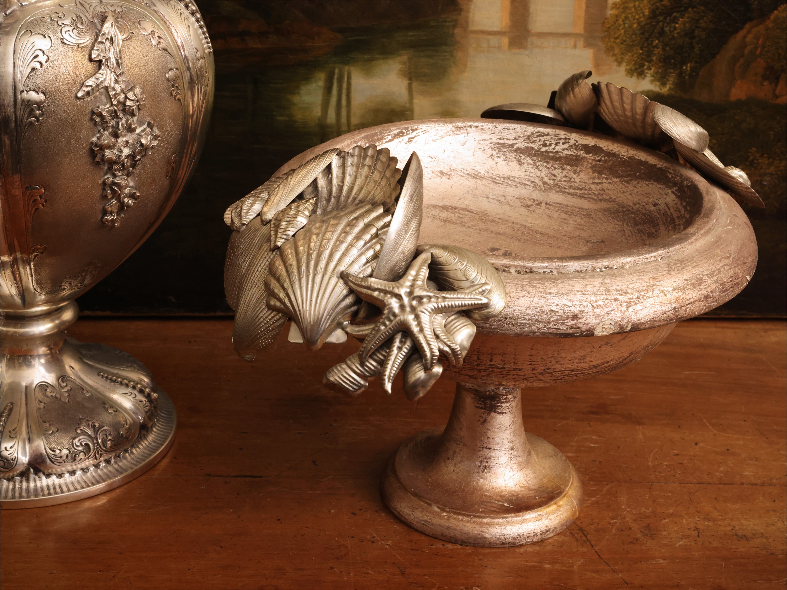 Miscellanea di curiosità, vaso da farmacia in maiolica di Deruta e specchiera in legno