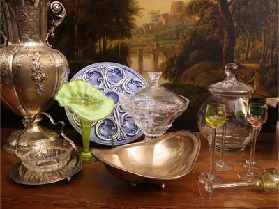 Set da tavola, vassoio in metallo dipinto con fiori, calici da rosolio in vetro arlecchino e vaso...