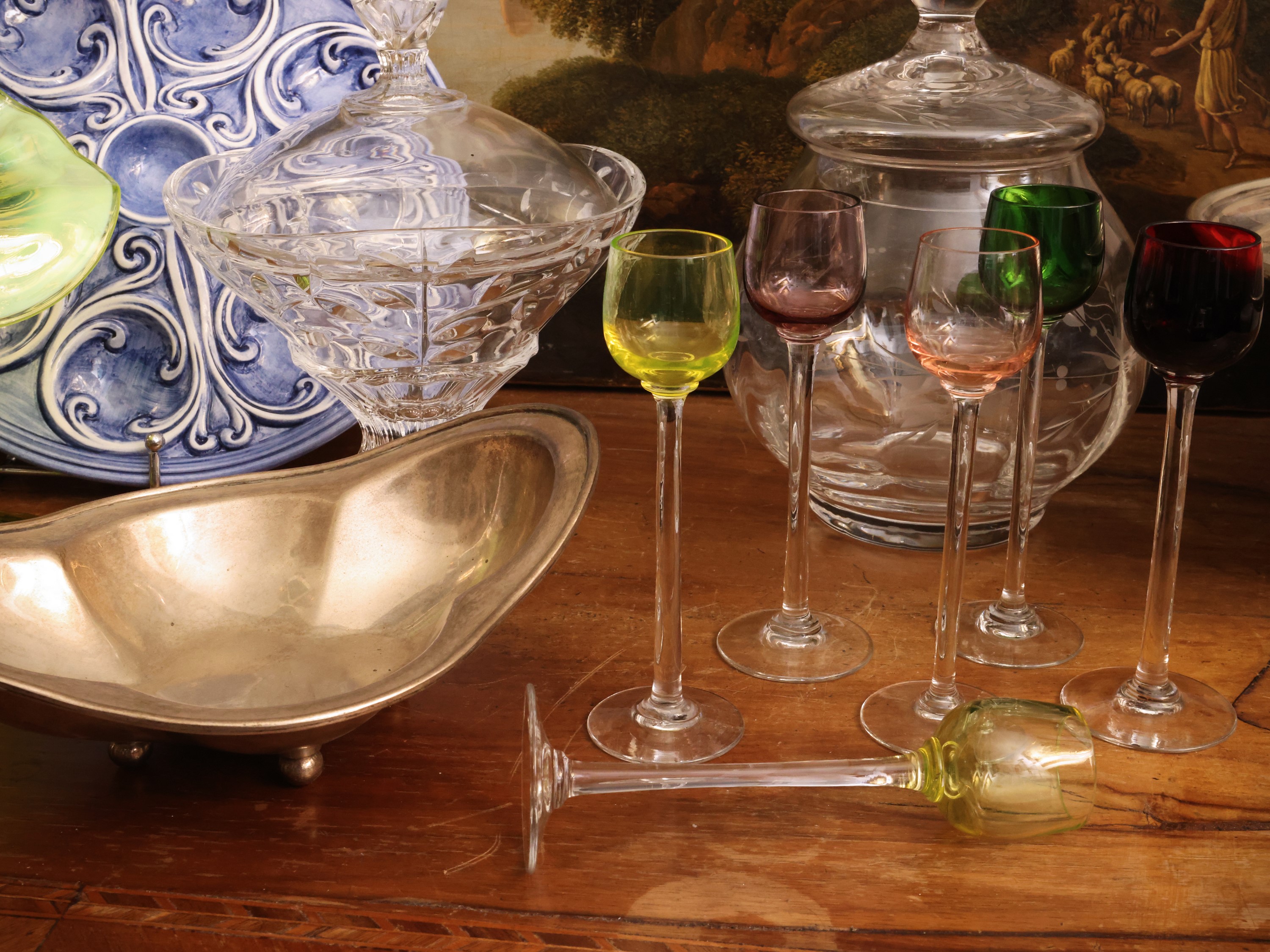 Set da tavola, vassoio in metallo dipinto con fiori, calici da rosolio in vetro arlecchino e vaso...