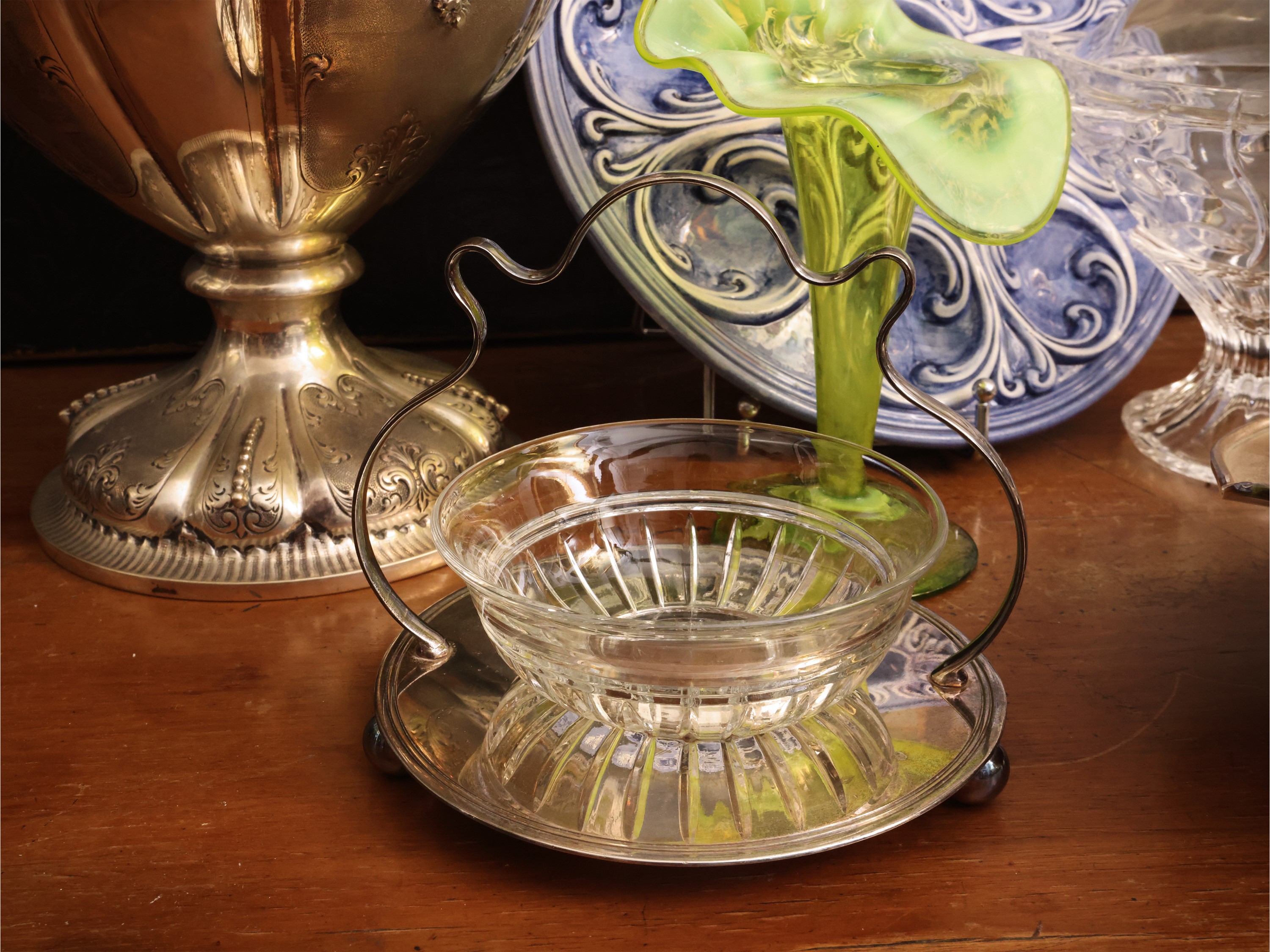 Set da tavola, vassoio in metallo dipinto con fiori, calici da rosolio in vetro arlecchino e vaso...