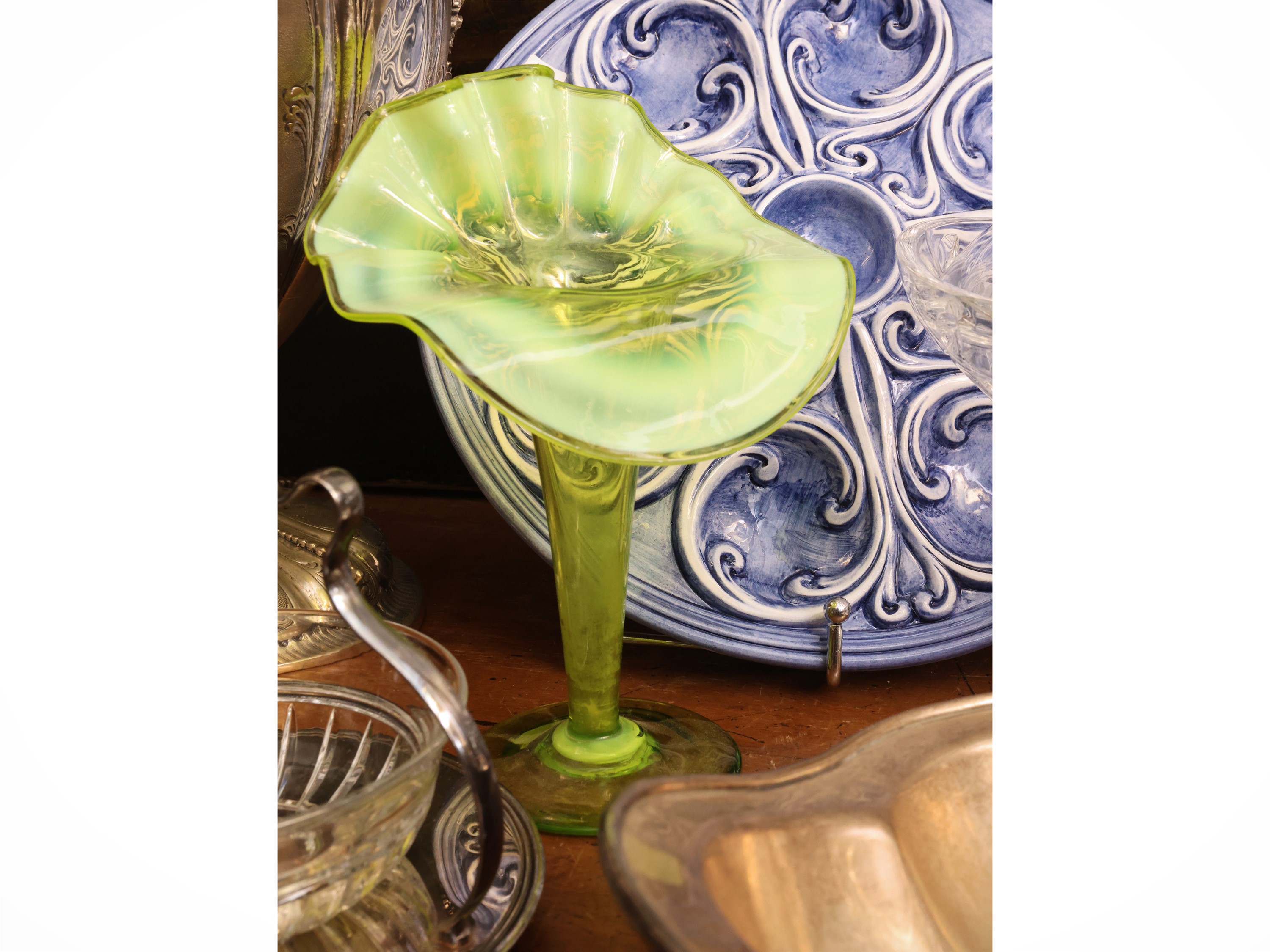 Set da tavola, vassoio in metallo dipinto con fiori, calici da rosolio in vetro arlecchino e vaso...