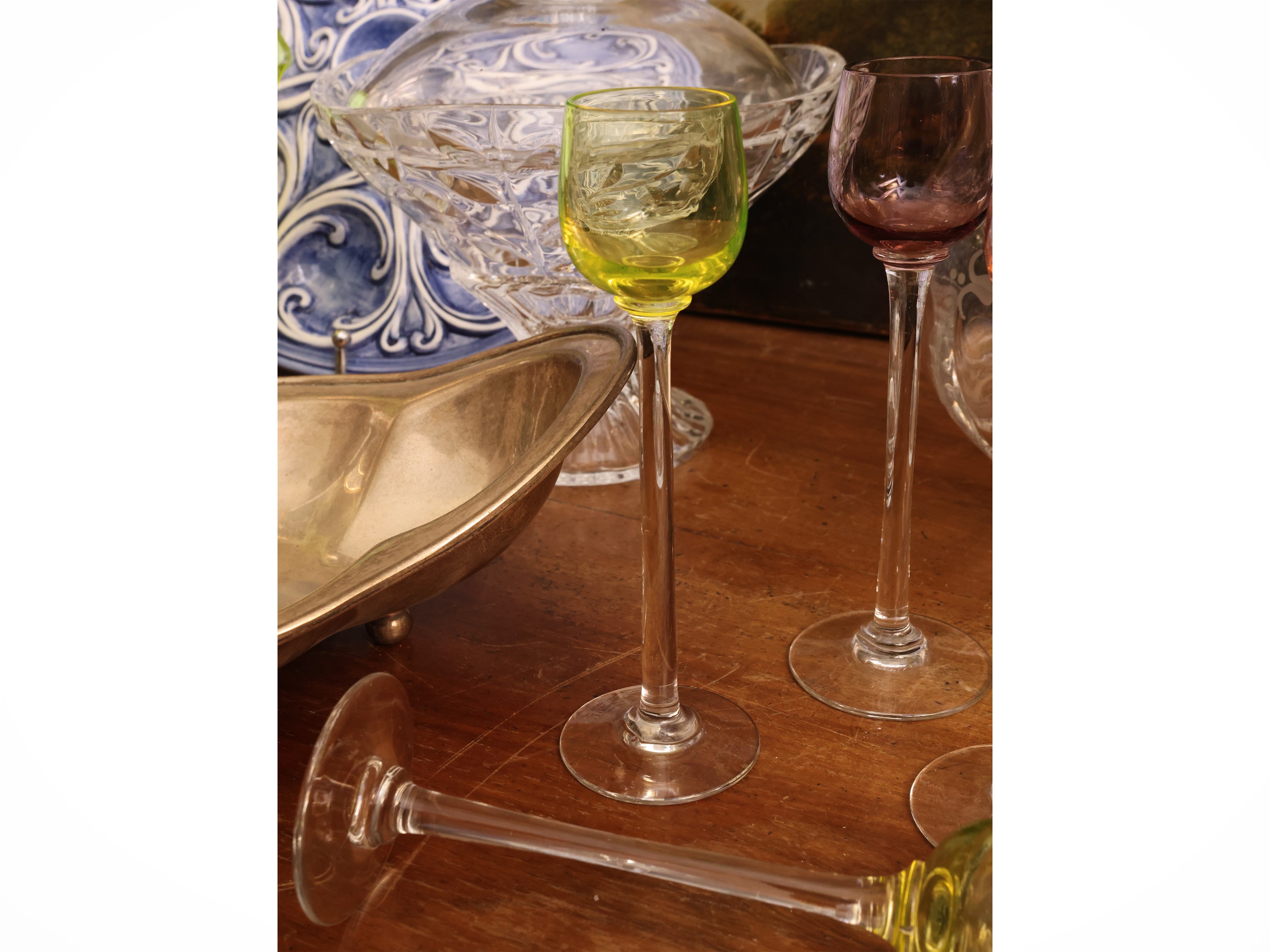 Set da tavola, vassoio in metallo dipinto con fiori, calici da rosolio in vetro arlecchino e vaso...