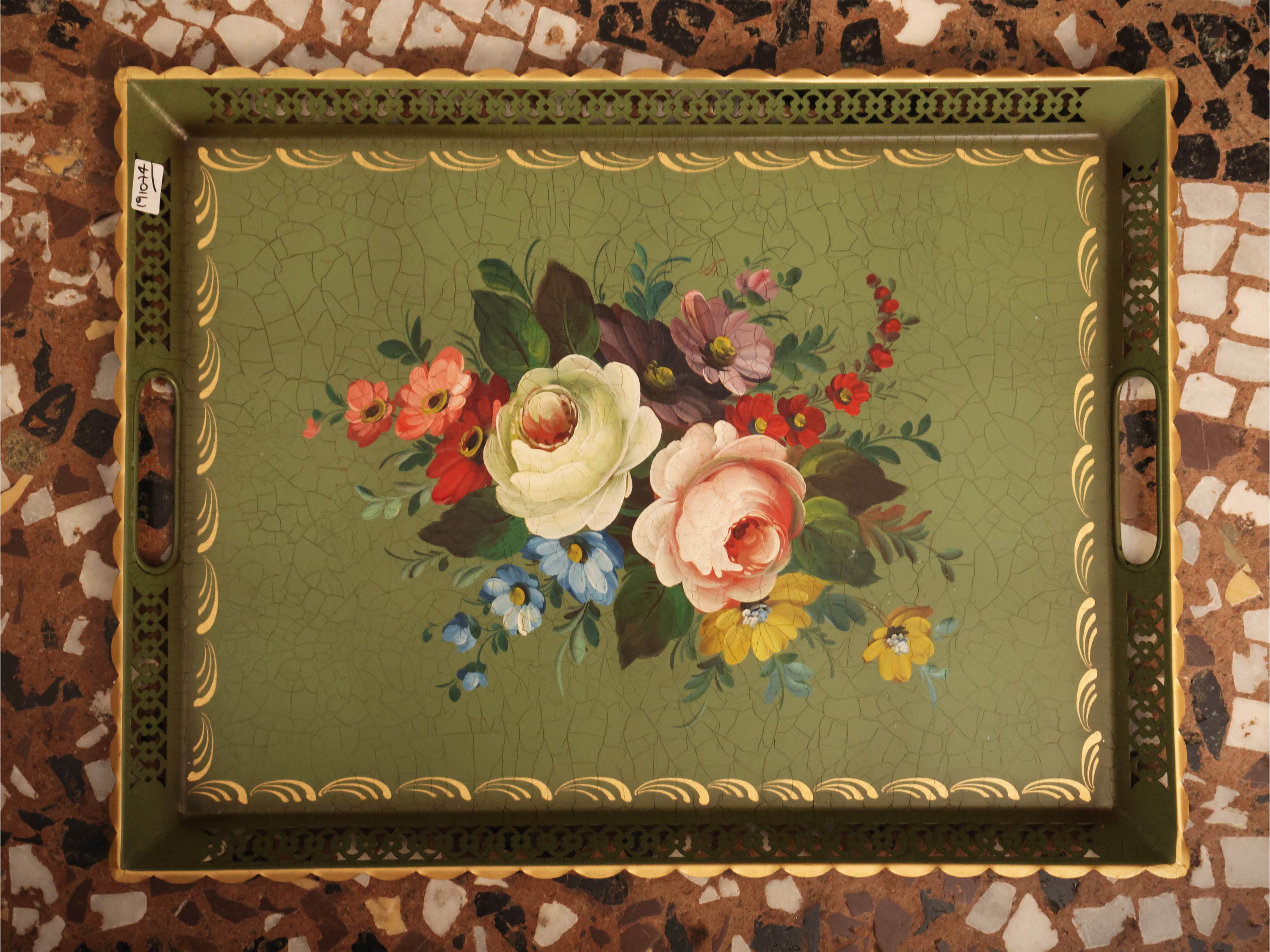 Set da tavola, vassoio in metallo dipinto con fiori, calici da rosolio in vetro arlecchino e vaso...