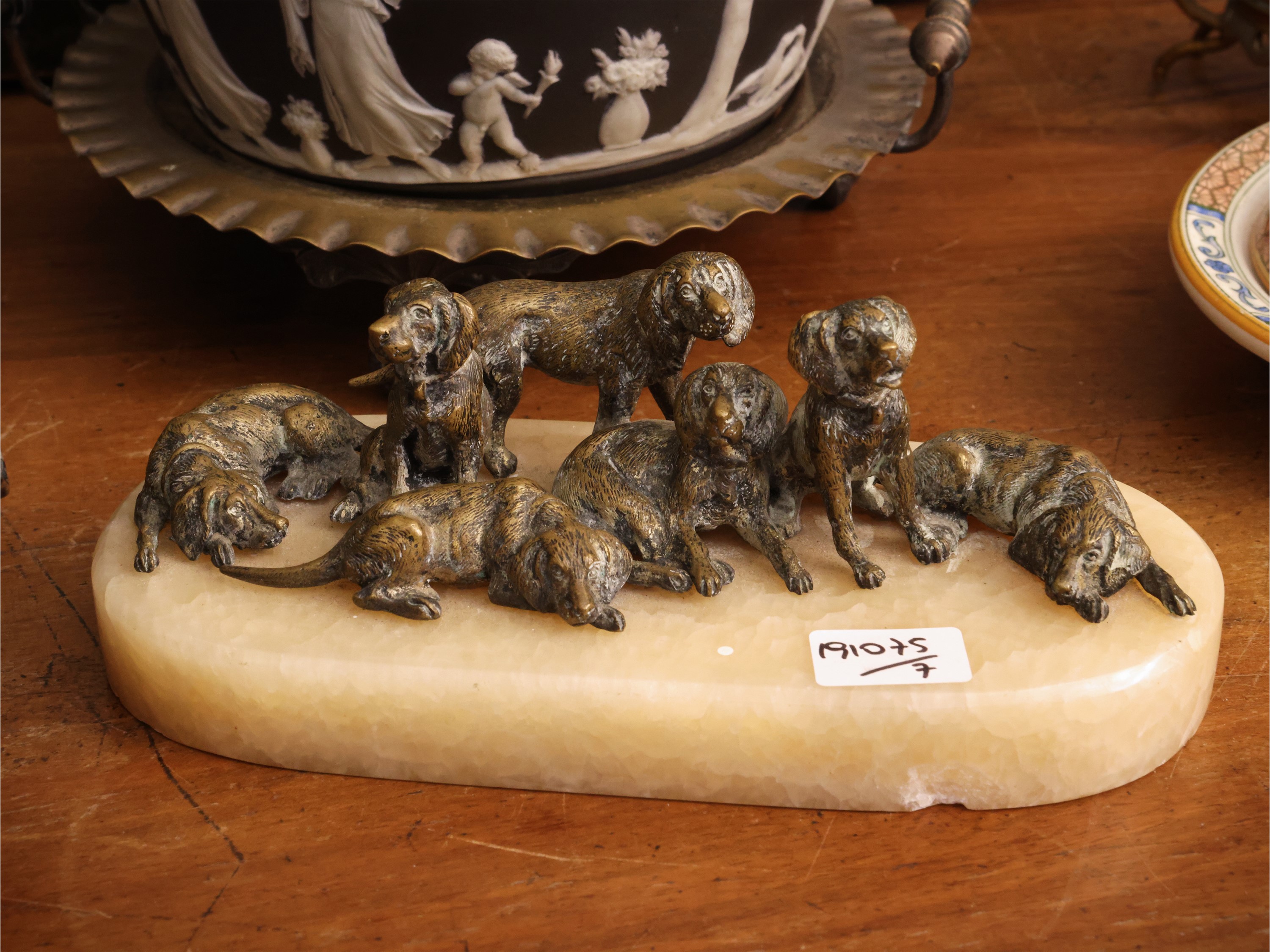 Curiosità d’epoca, biscottiera e accessori in ceramica, bronzo e porcellana (XIX/XX secolo)