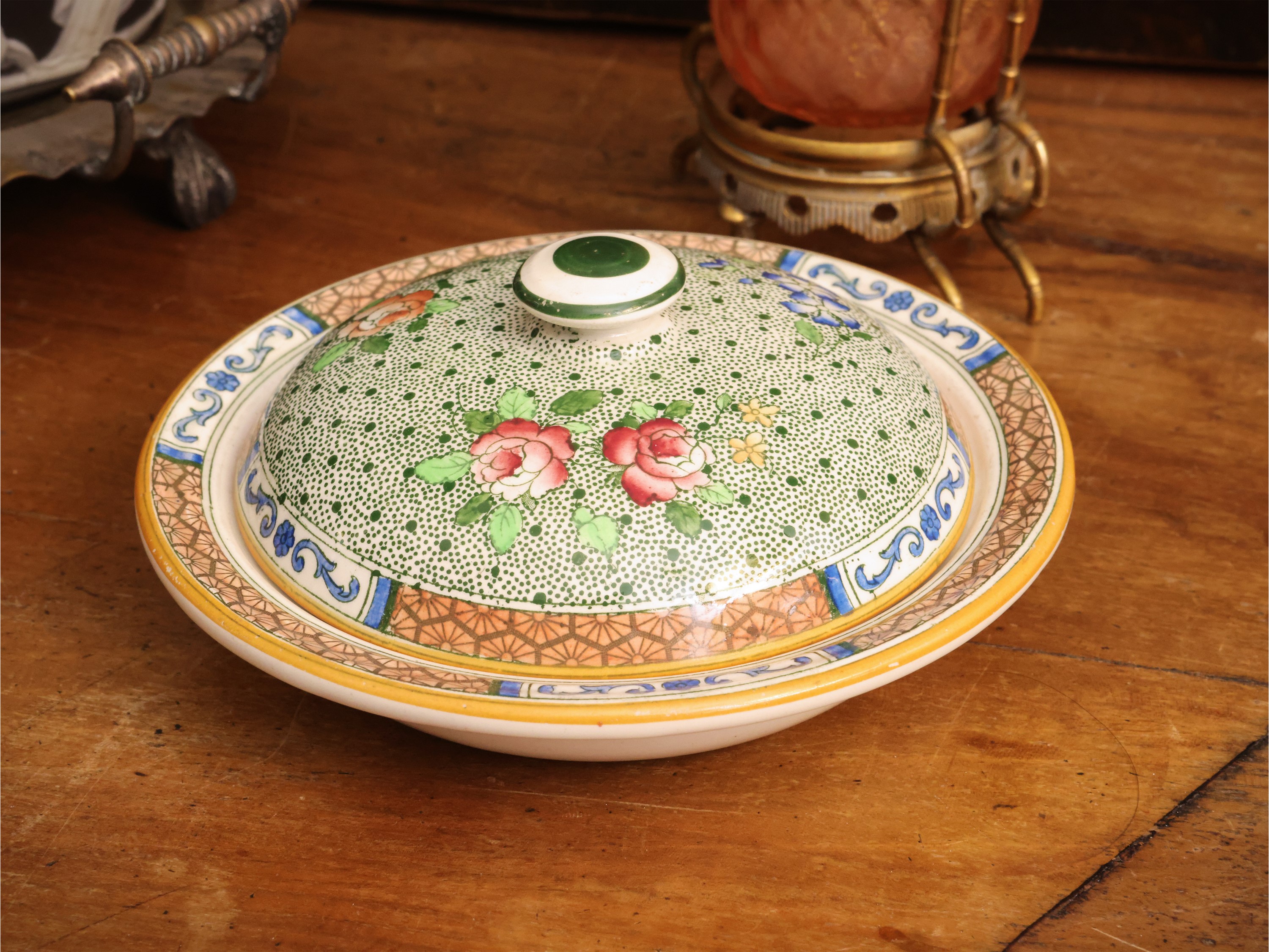 Curiosità d’epoca, biscottiera e accessori in ceramica, bronzo e porcellana (XIX/XX secolo)
