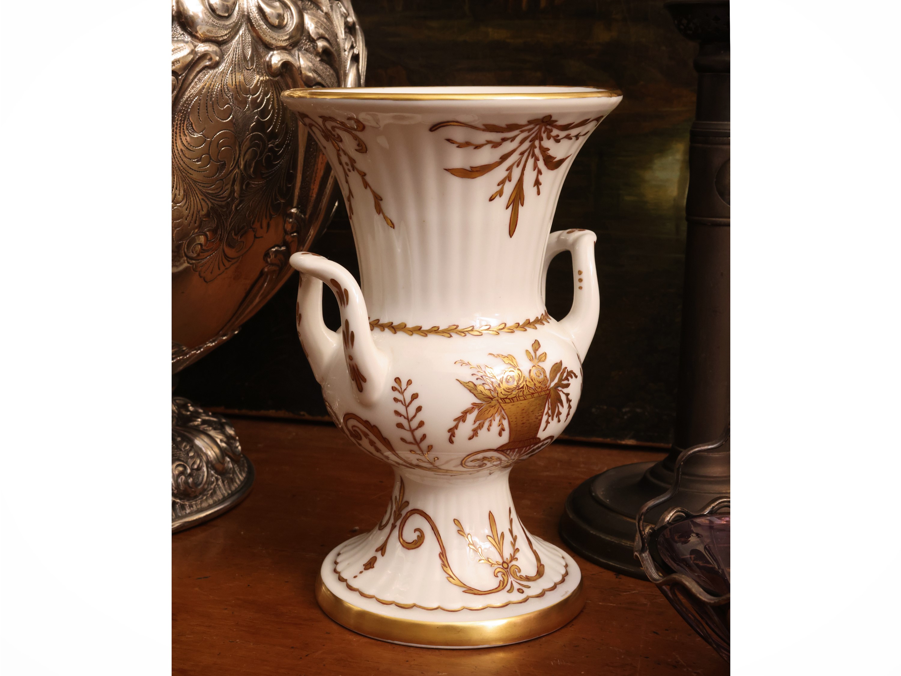 Curiosità d’epoca, biscottiera e accessori in ceramica, bronzo e porcellana (XIX/XX secolo)