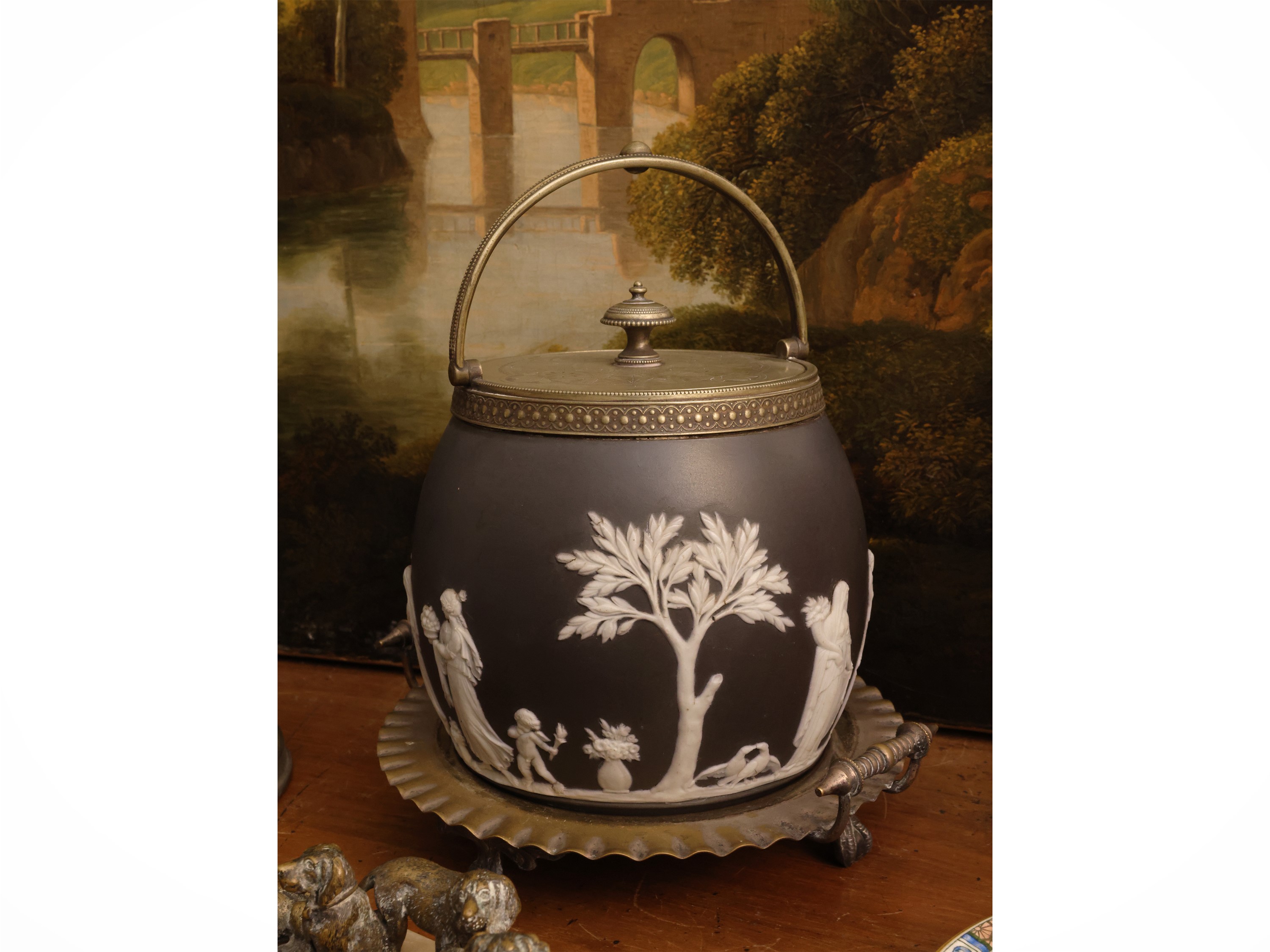 Curiosità d’epoca, biscottiera e accessori in ceramica, bronzo e porcellana (XIX/XX secolo)