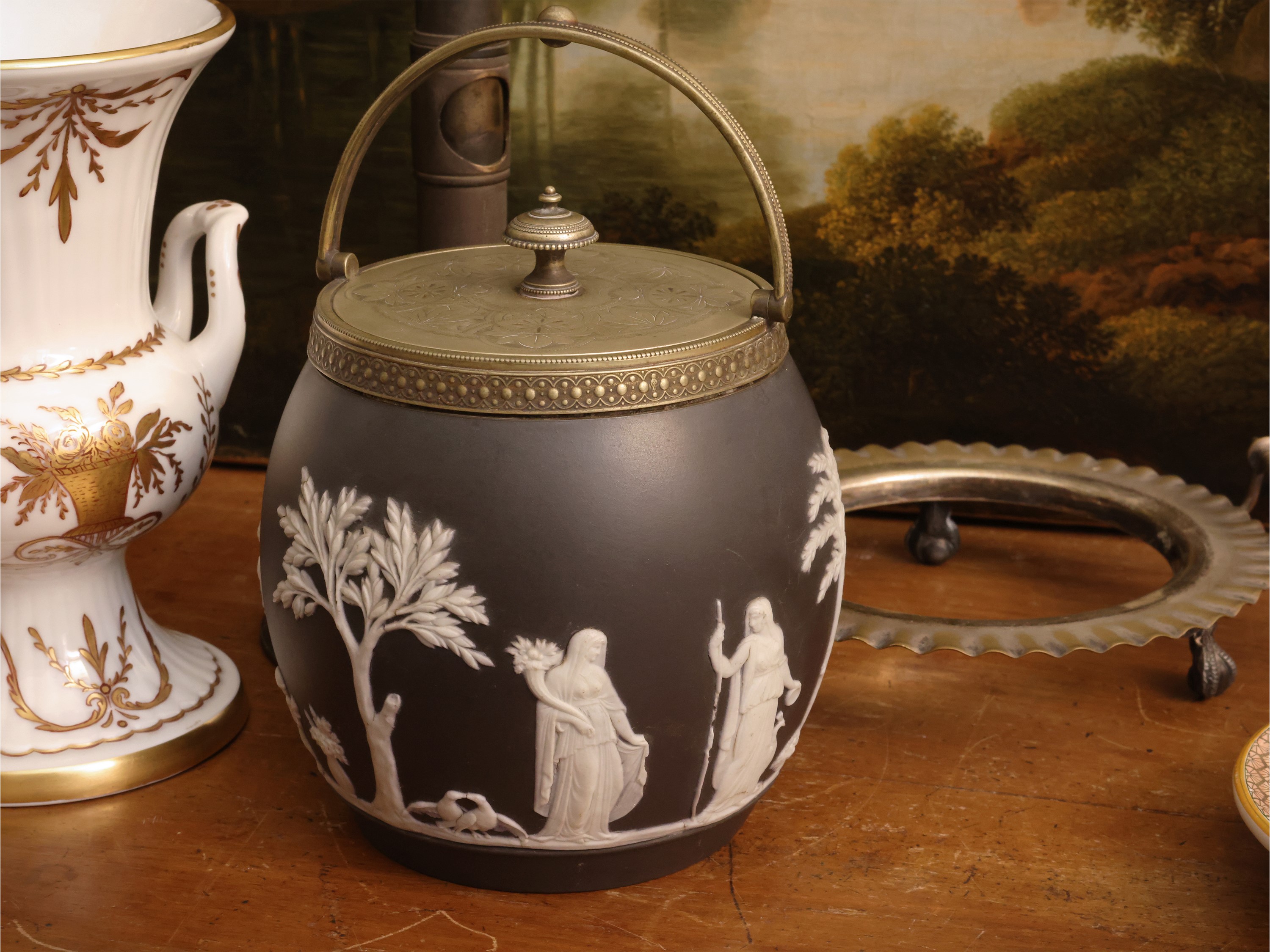 Curiosità d’epoca, biscottiera e accessori in ceramica, bronzo e porcellana (XIX/XX secolo)