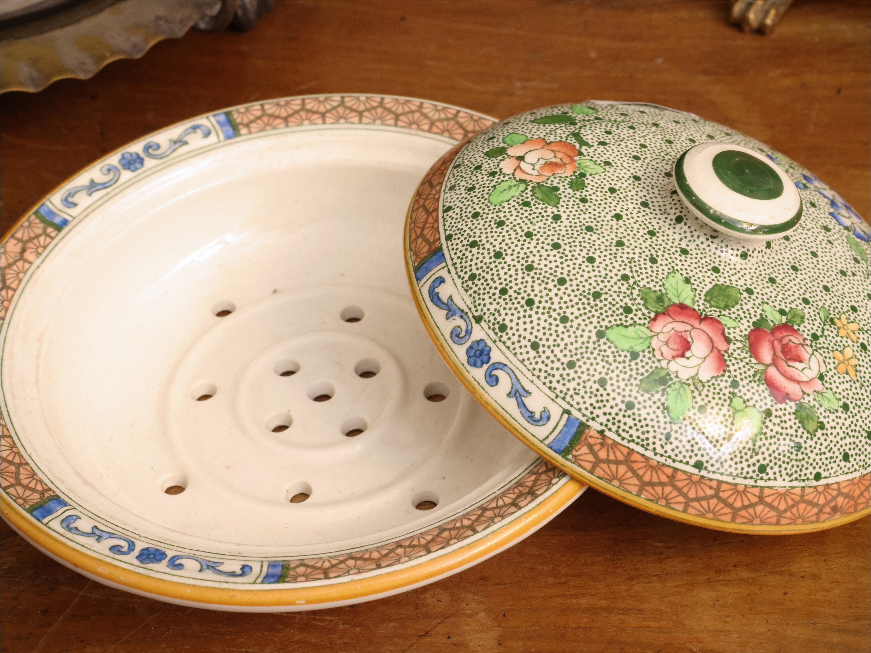 Curiosità d’epoca, biscottiera e accessori in ceramica, bronzo e porcellana (XIX/XX secolo)