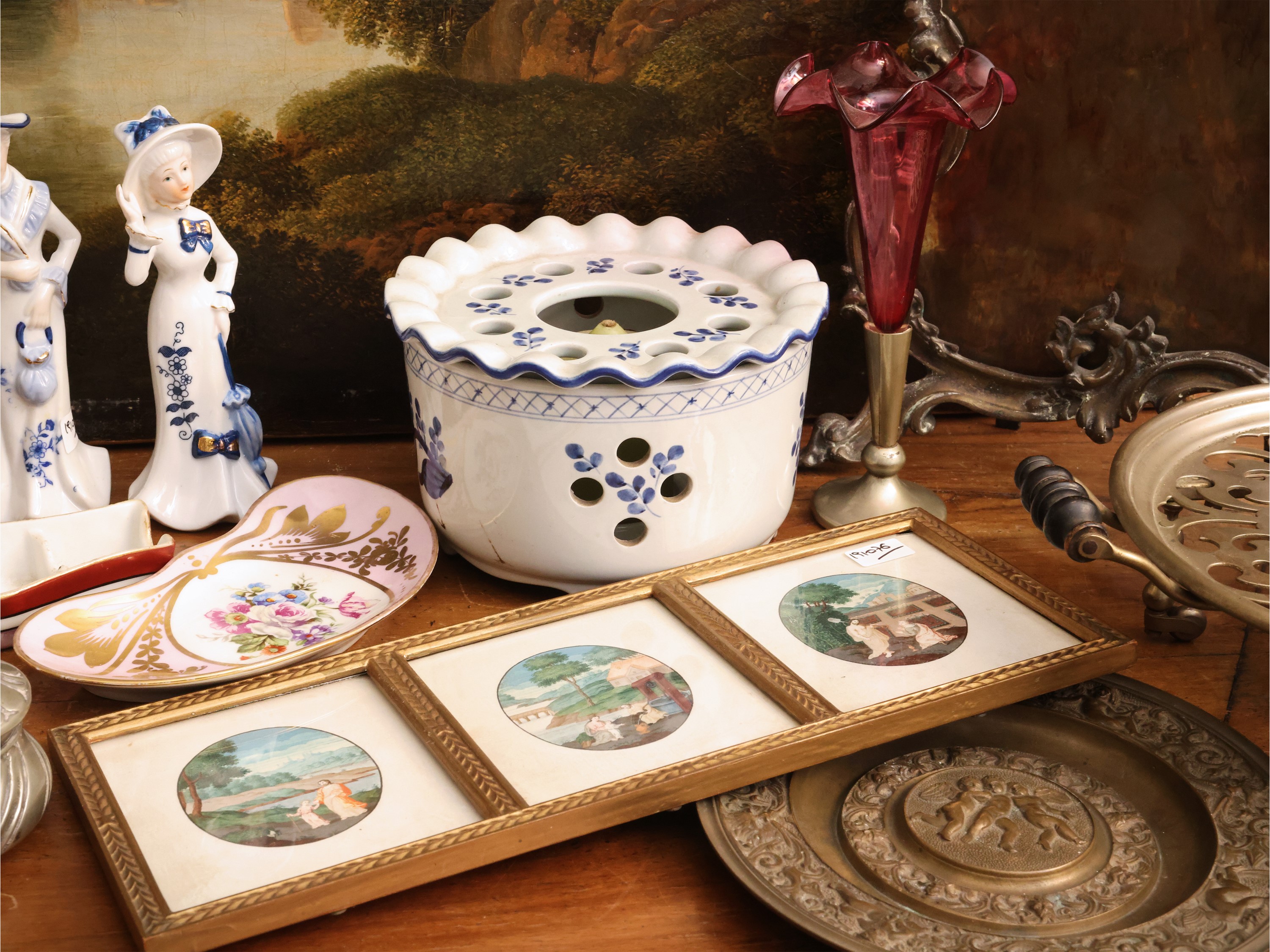 Miscellanea di curiosità, tazza da puerpera in porcellana Richard Ginori e cornice rocaille in me...