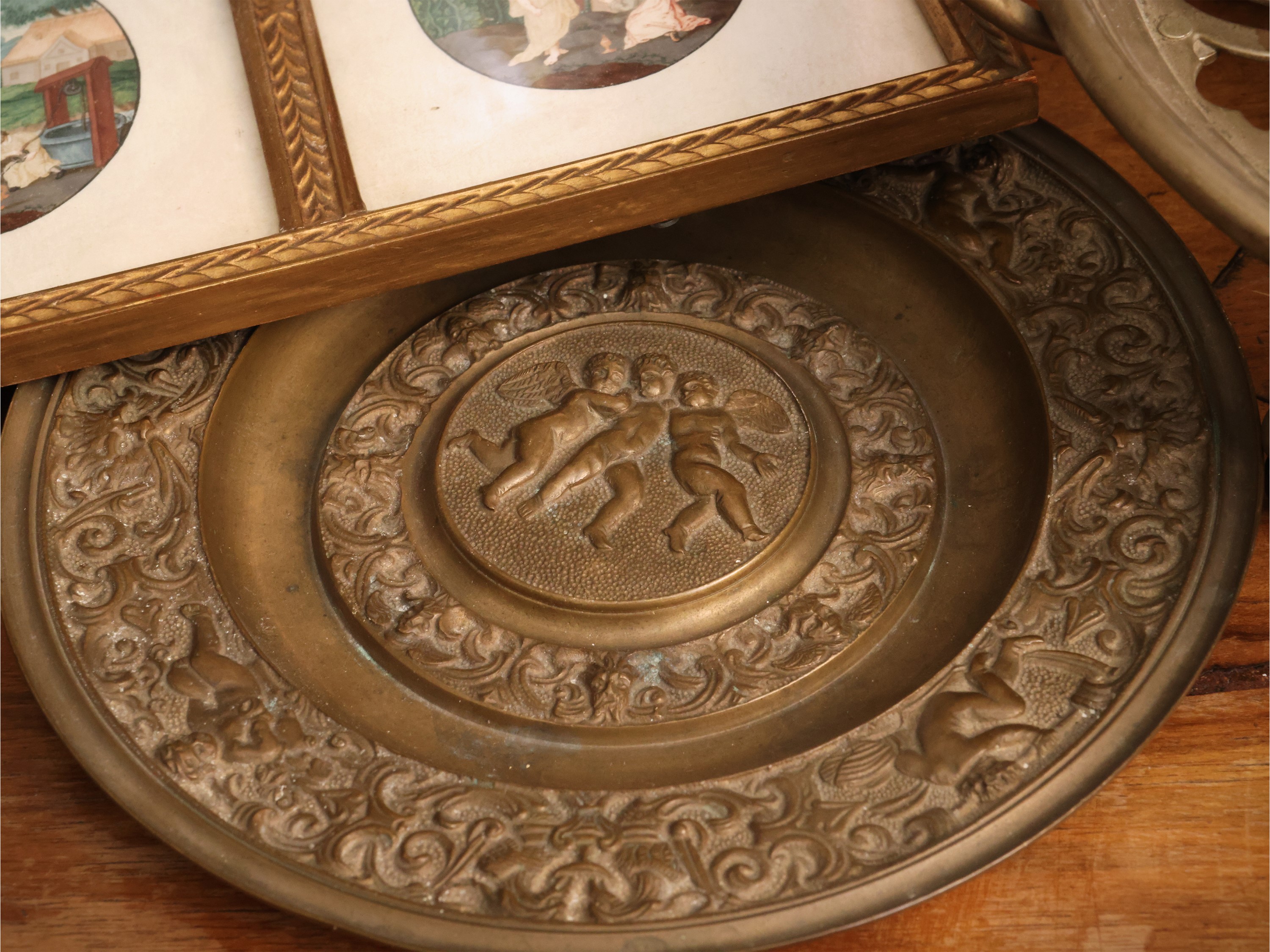 Miscellanea di curiosità, tazza da puerpera in porcellana Richard Ginori e cornice rocaille in me...