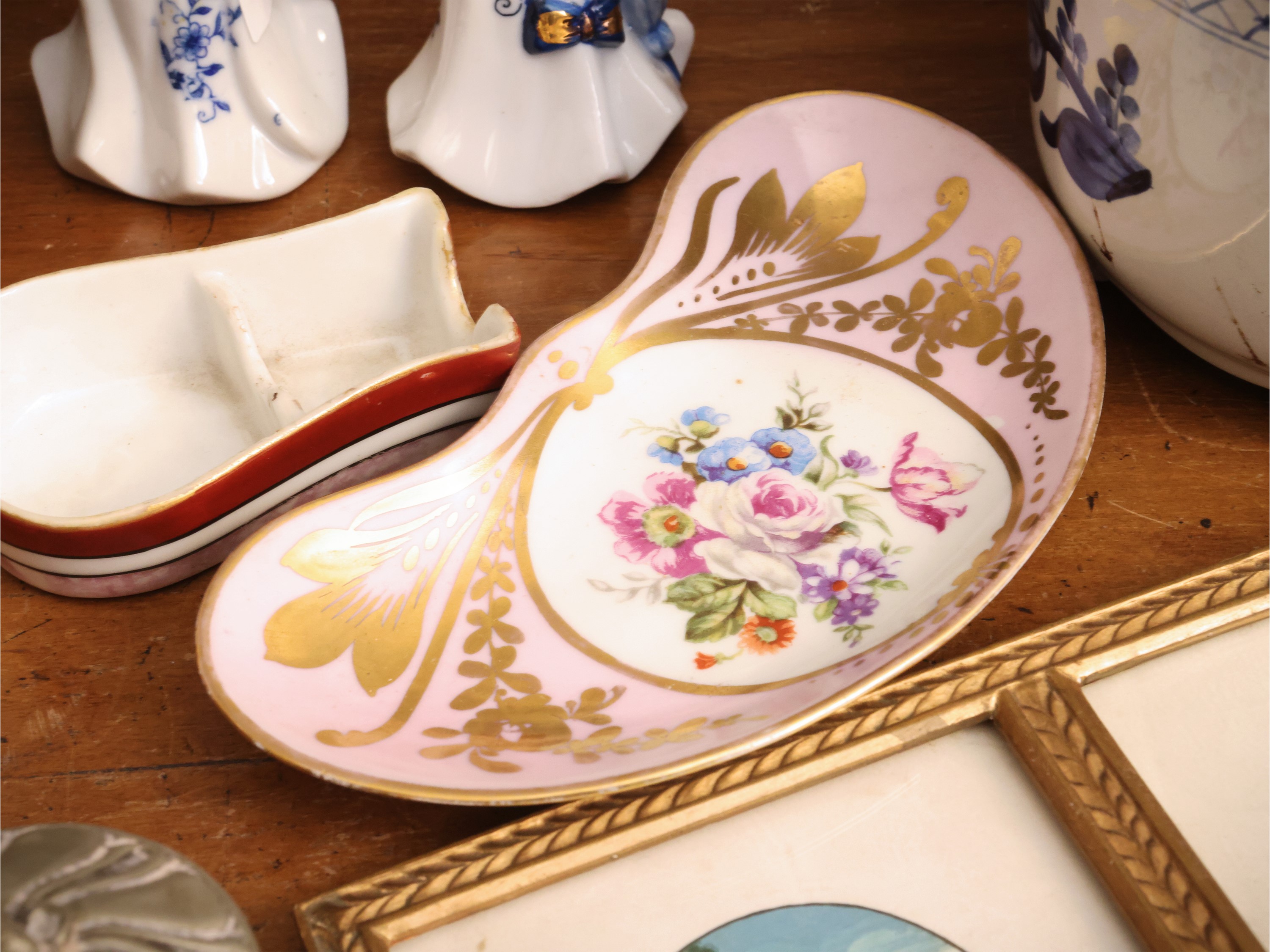 Miscellanea di curiosità, tazza da puerpera in porcellana Richard Ginori e cornice rocaille in me...