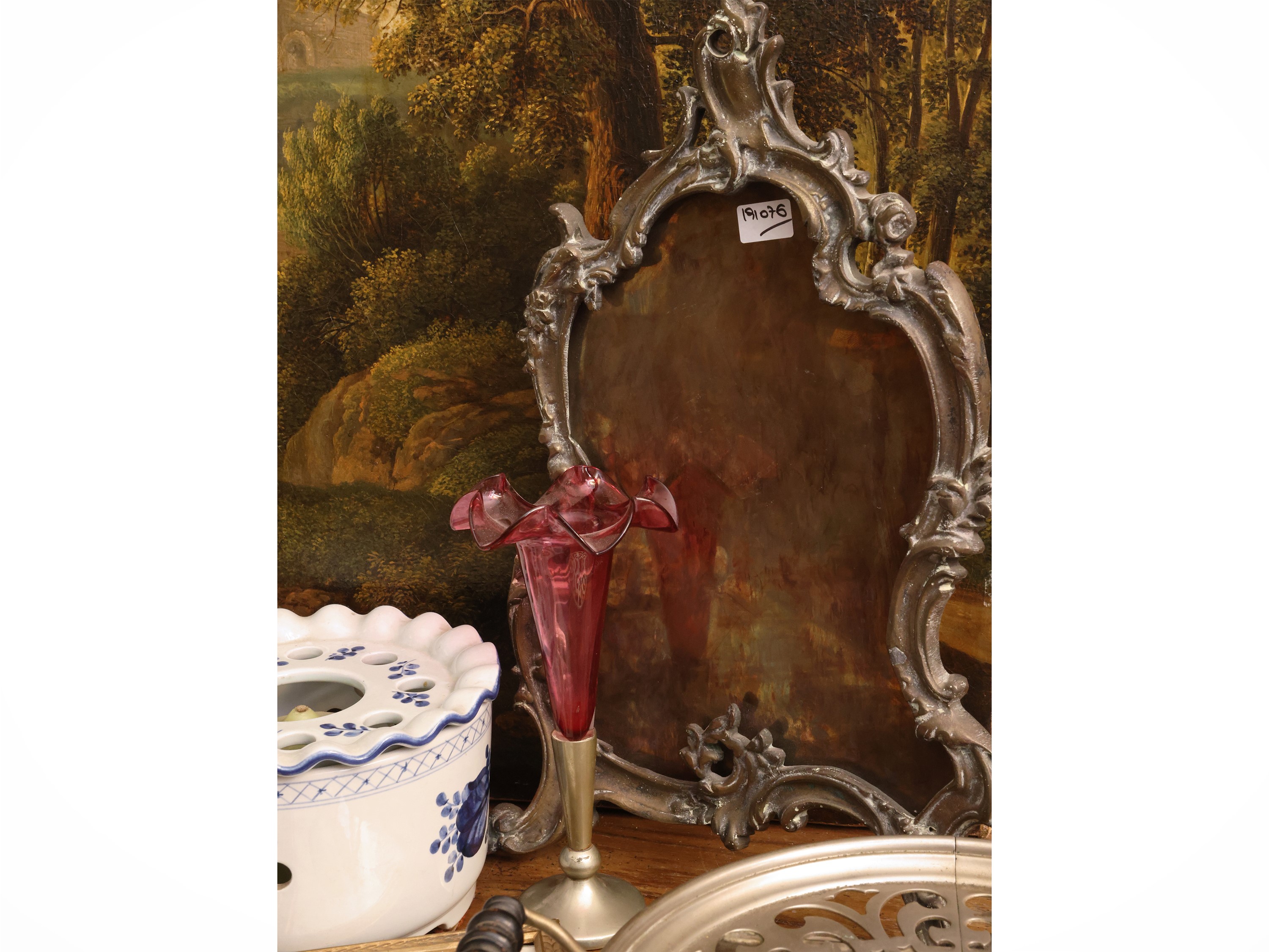 Miscellanea di curiosità, tazza da puerpera in porcellana Richard Ginori e cornice rocaille in me...