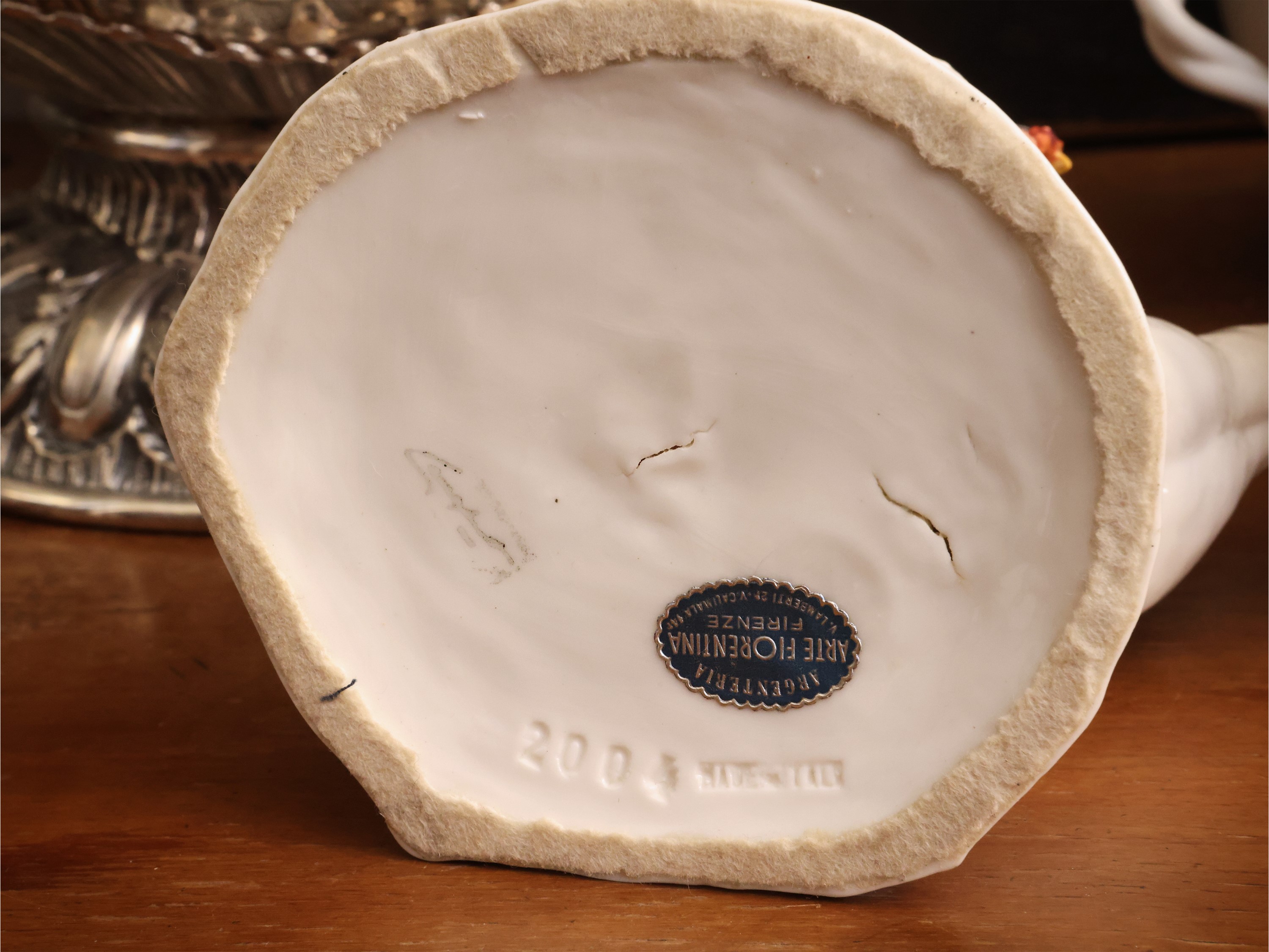 Miscellanea di curiosità, tazza da puerpera in porcellana Richard Ginori e cornice rocaille in me...
