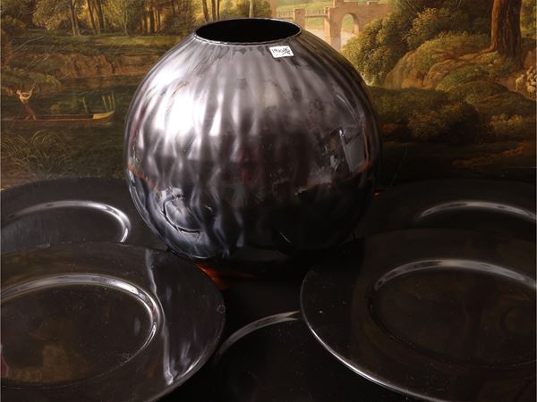 Series of eight Este ceramic chargers