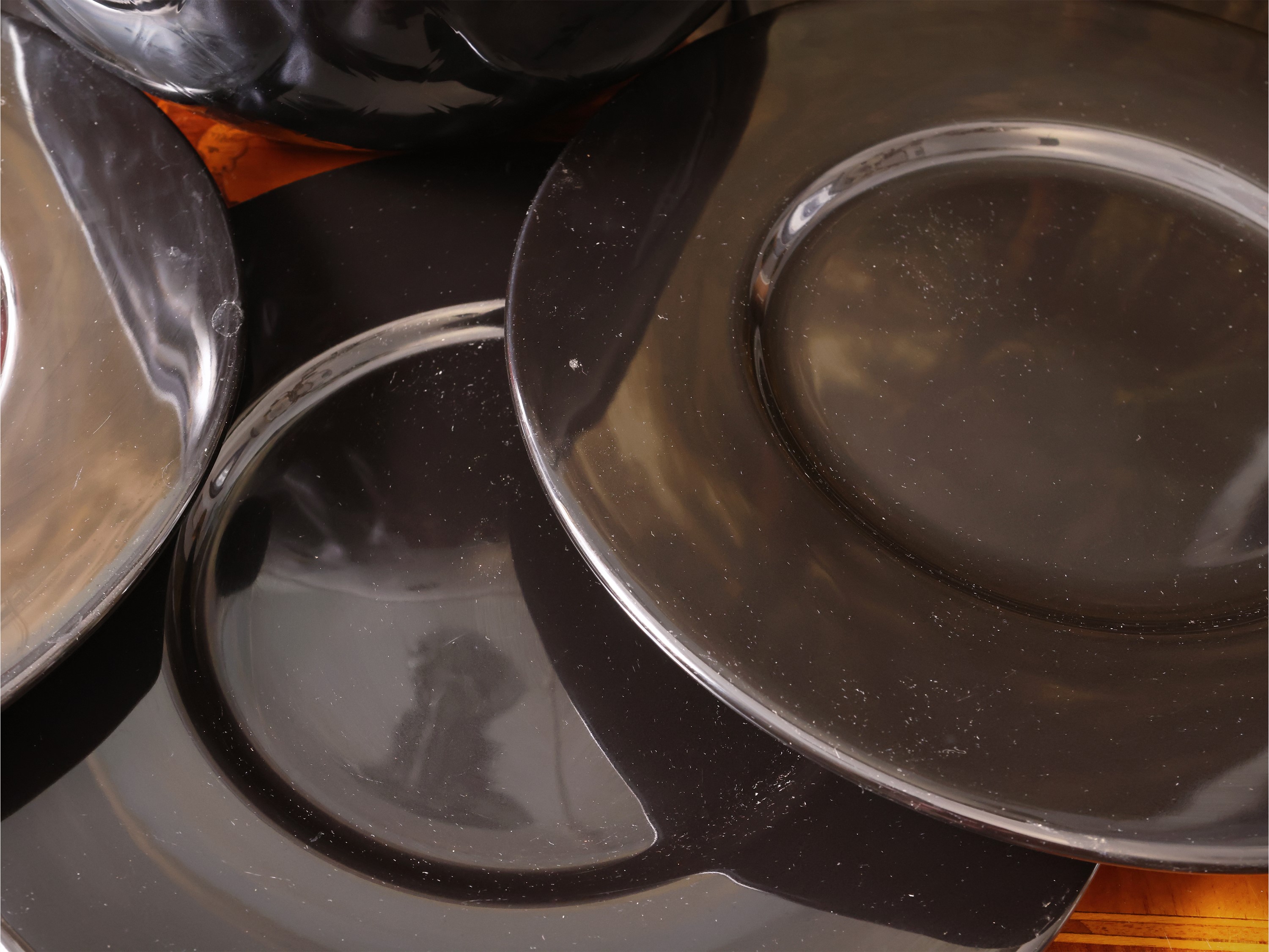 Serie di otto sottopiatti in ceramica d’Este, toni scuri