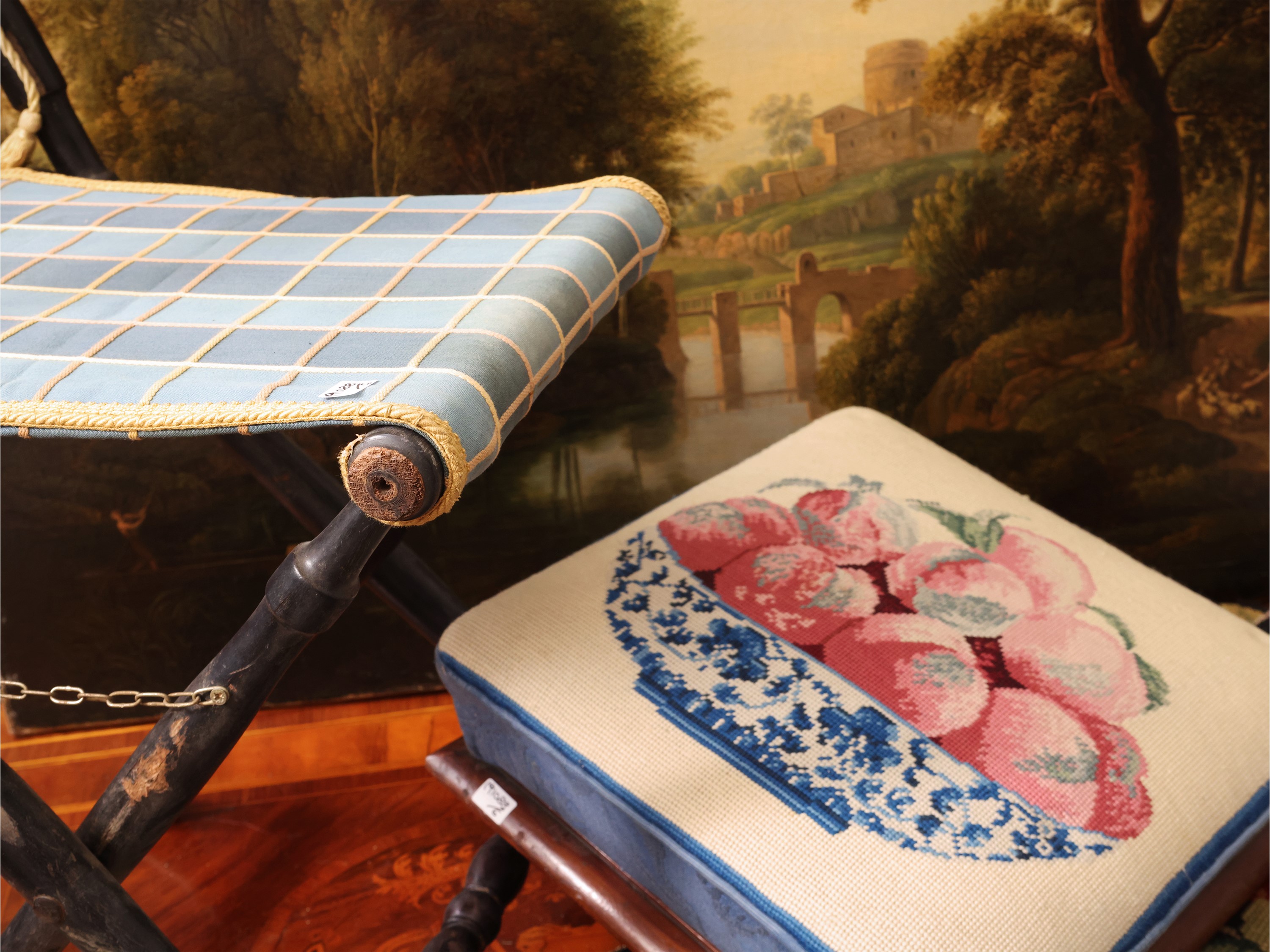 Curiosità d’epoca, piccola sedia pieghevole in legno ebanizzato con accessori ricamati