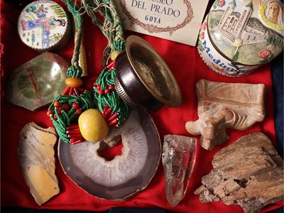 Raccolta di souvenir dal mondo, pietre dure, scatoline e maschere tribali