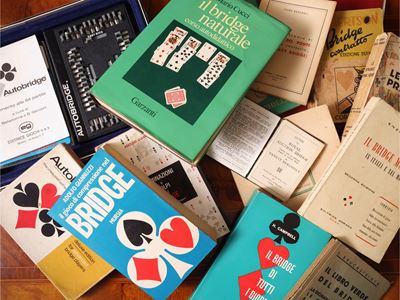 Assortimento di accessori da gioco, manuali e libri da gioco (bridge)