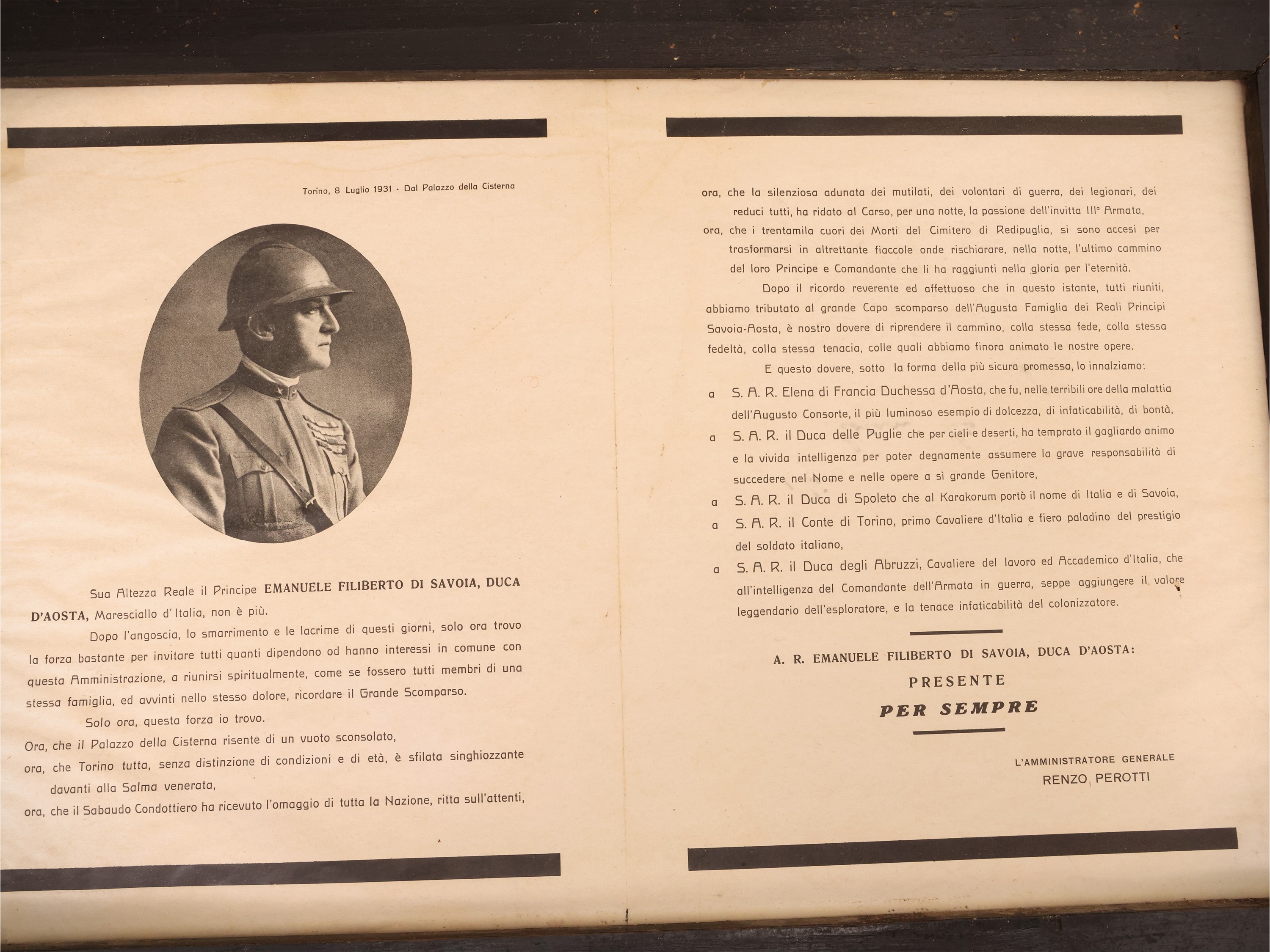 Curiosità di Casa Savoia: coperta ricamata con cifre E.F. e corona sabauda, ristampa del manifest...