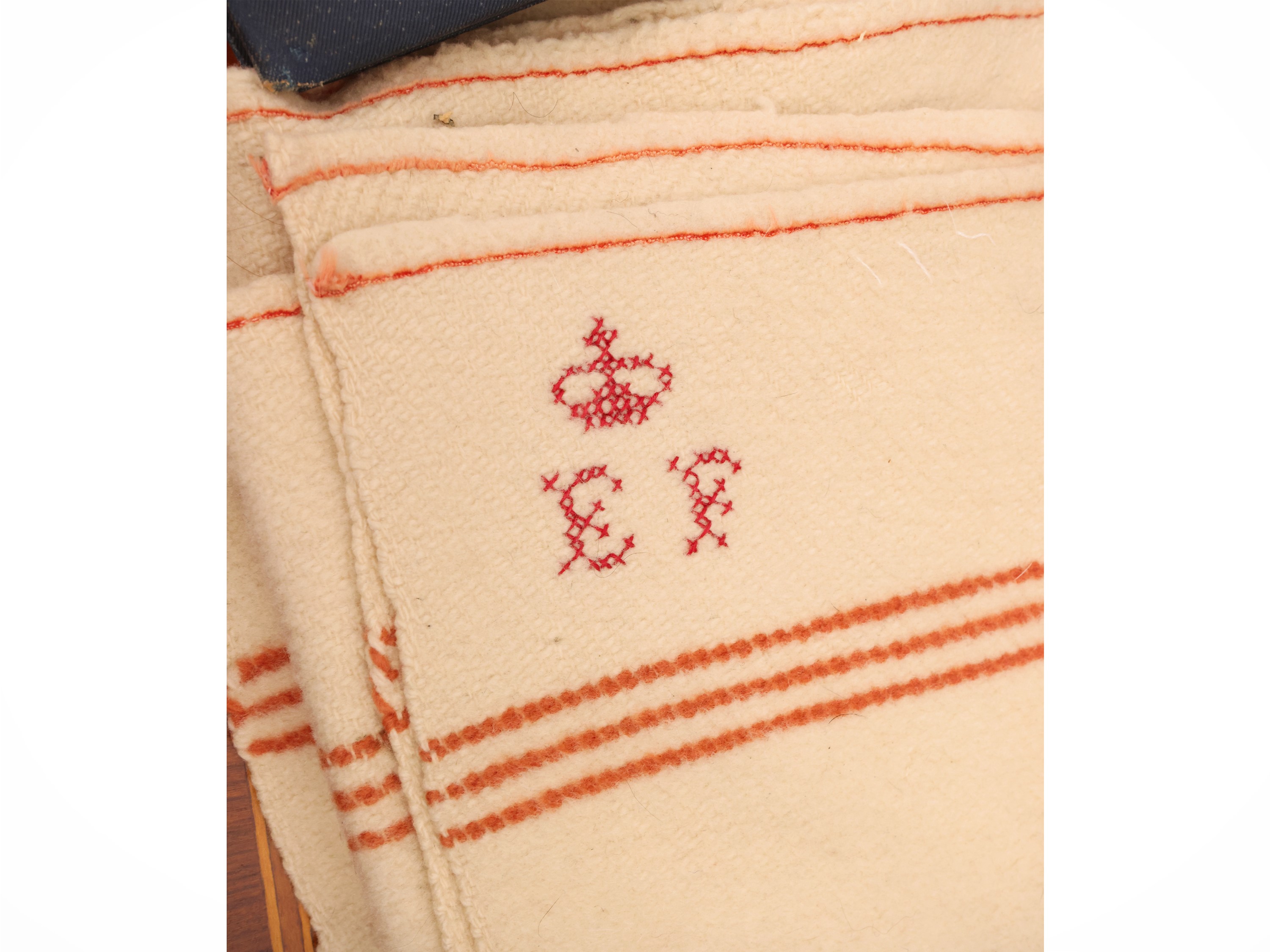 Curiosità di Casa Savoia: coperta ricamata con cifre E.F. e corona sabauda, ristampa del manifest...