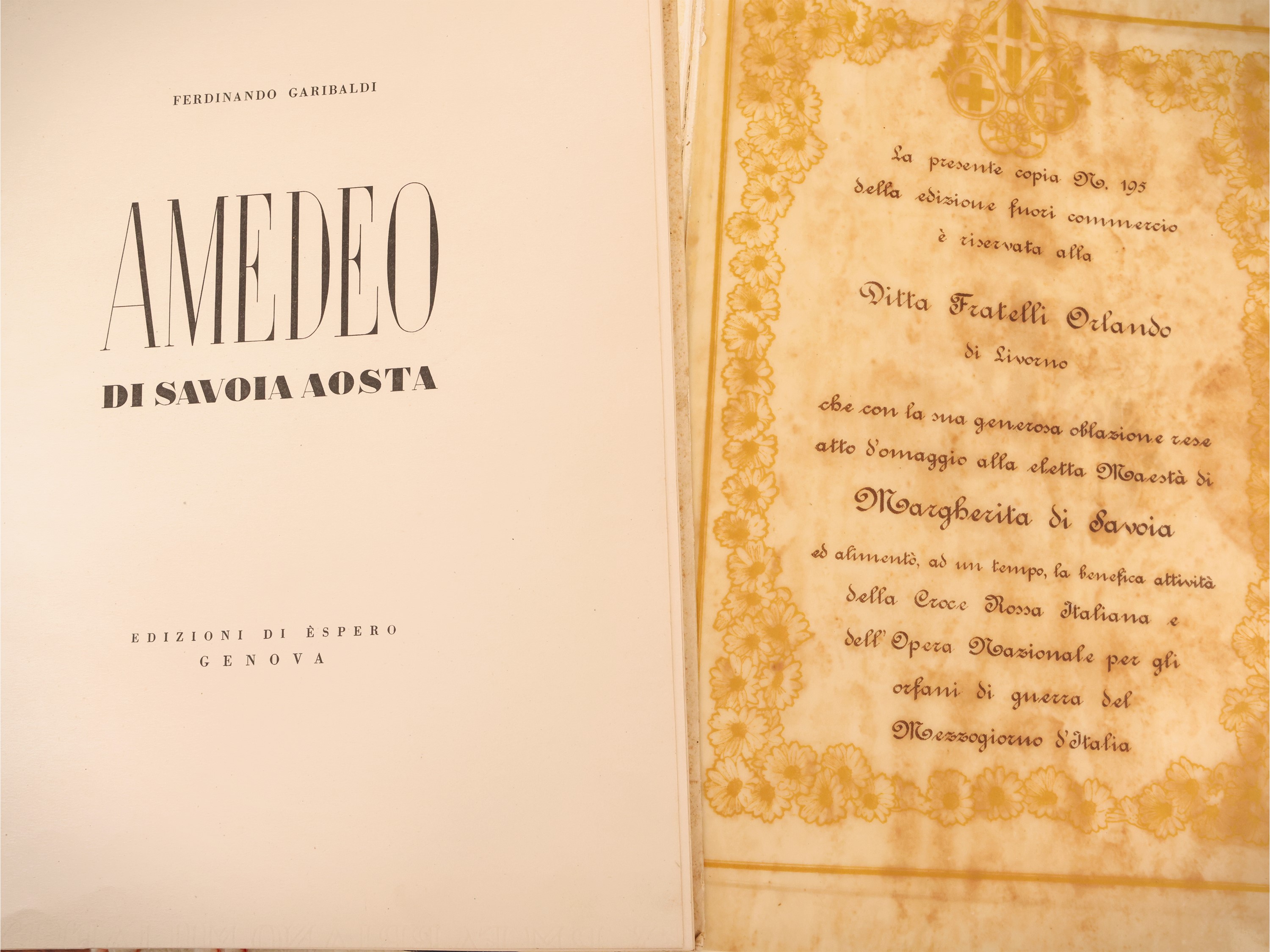 Curiosità di Casa Savoia: coperta ricamata con cifre E.F. e corona sabauda, ristampa del manifest...