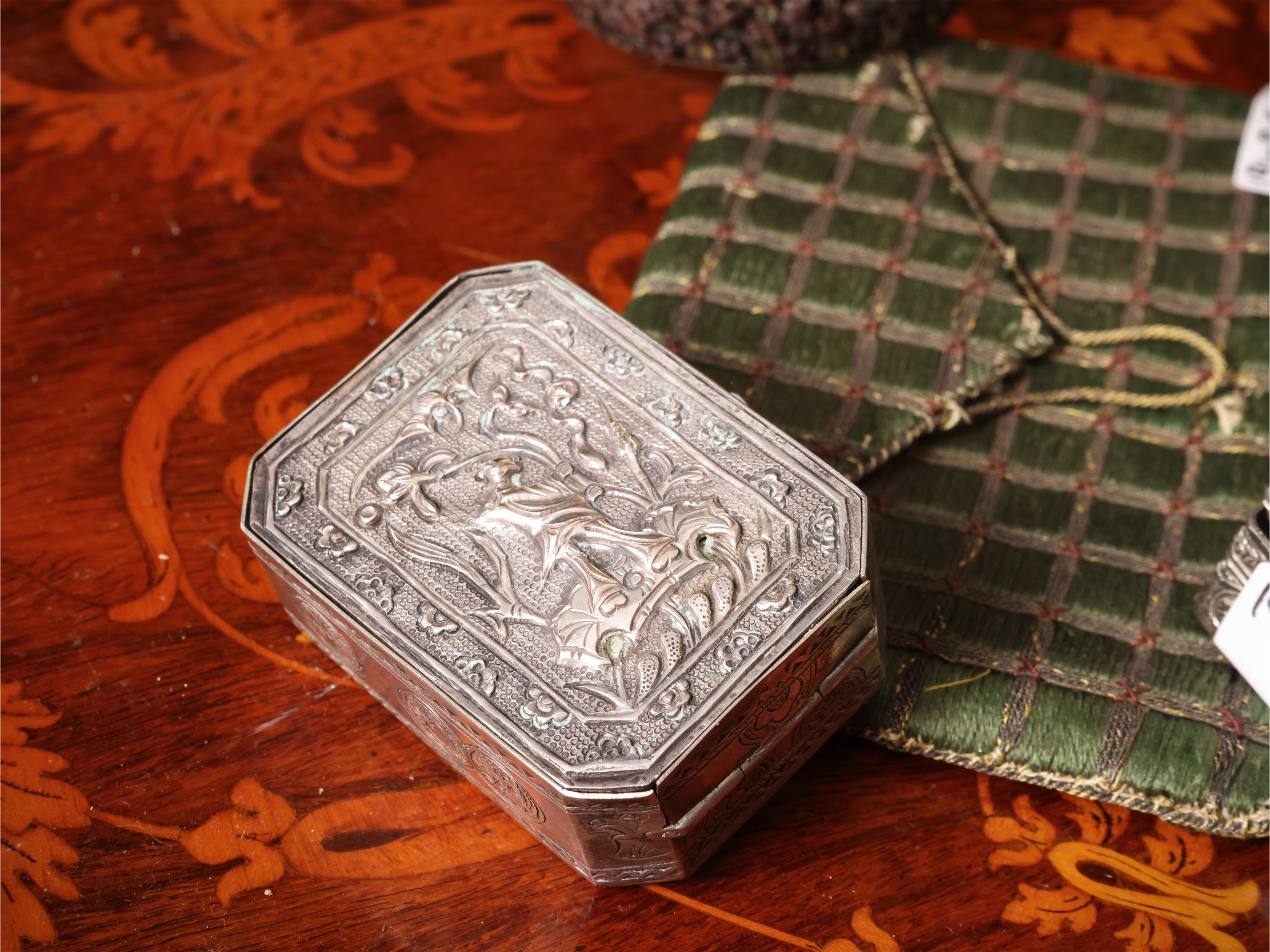 Galanterie di viaggio, bracciale e anello double face con pietre, due scatoline in metallo argent...