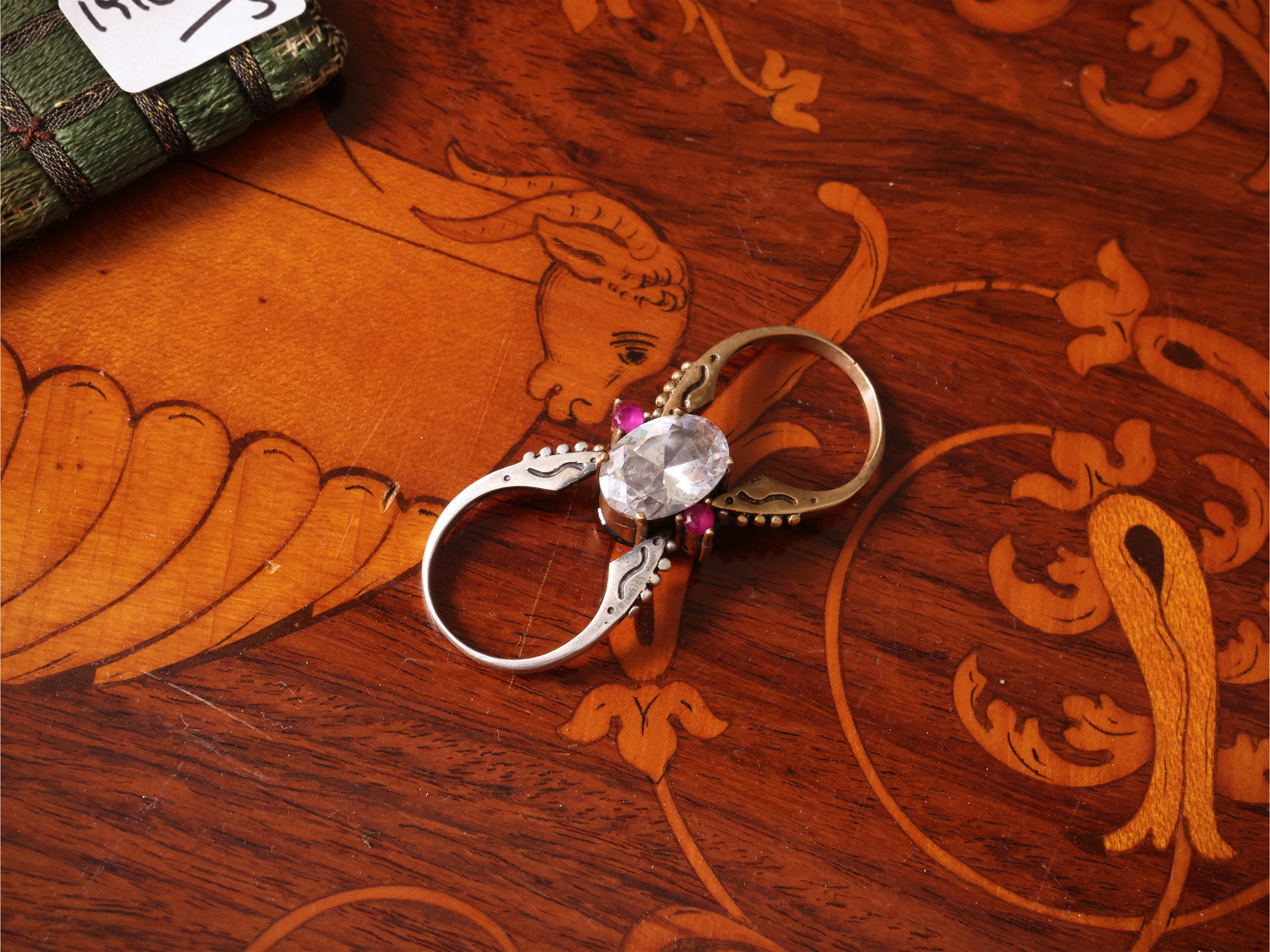 Galanterie di viaggio, bracciale e anello double face con pietre, due scatoline in metallo argent...