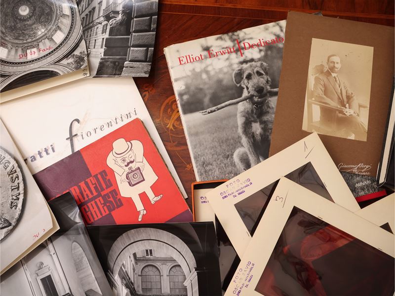 Raccolta di curiosità fotografiche, libri e fotografie in bianco e nero con gruppo di Leonard Von...