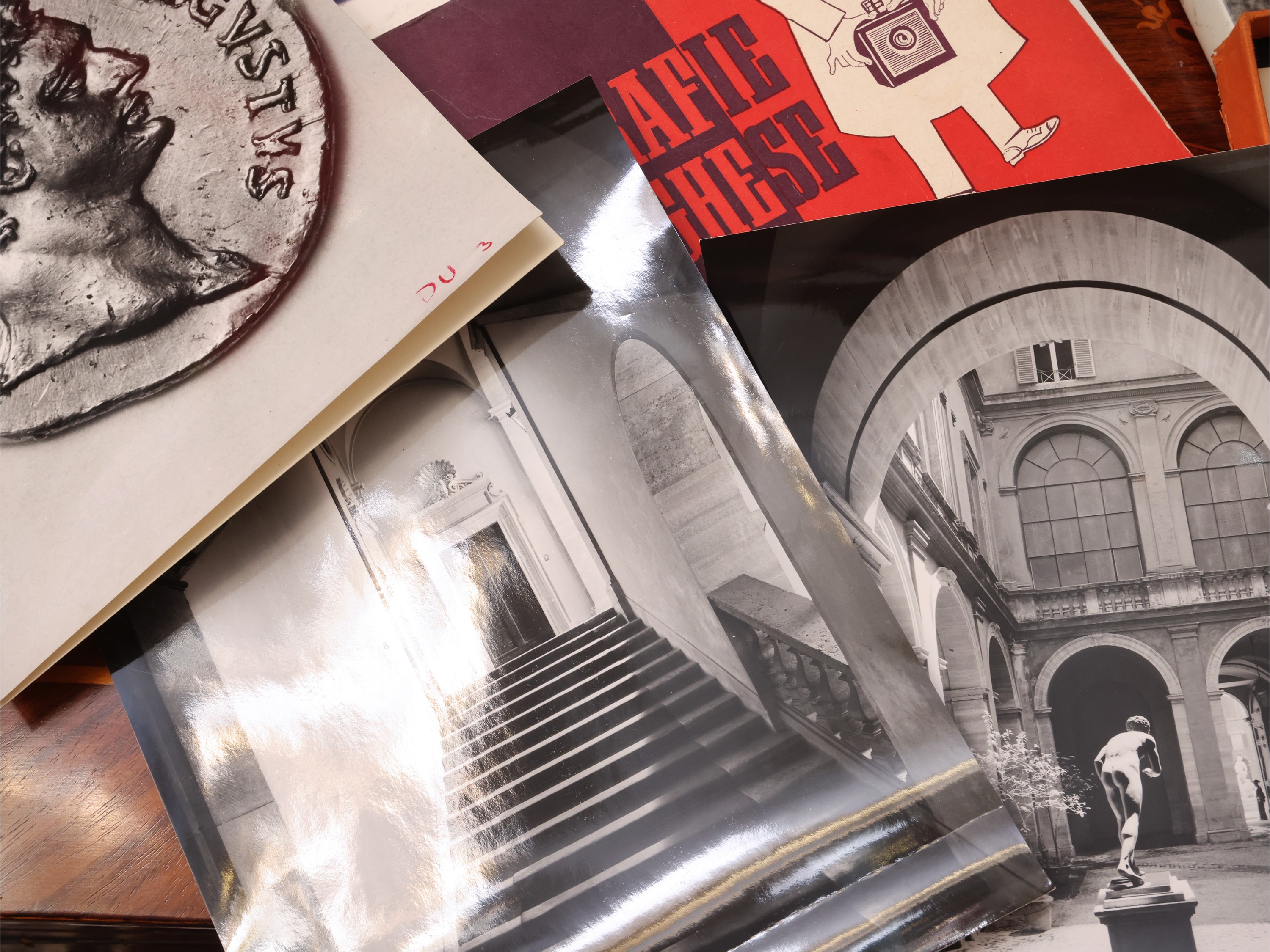 Raccolta di curiosità fotografiche, libri e fotografie in bianco e nero con gruppo di Leonard Von...