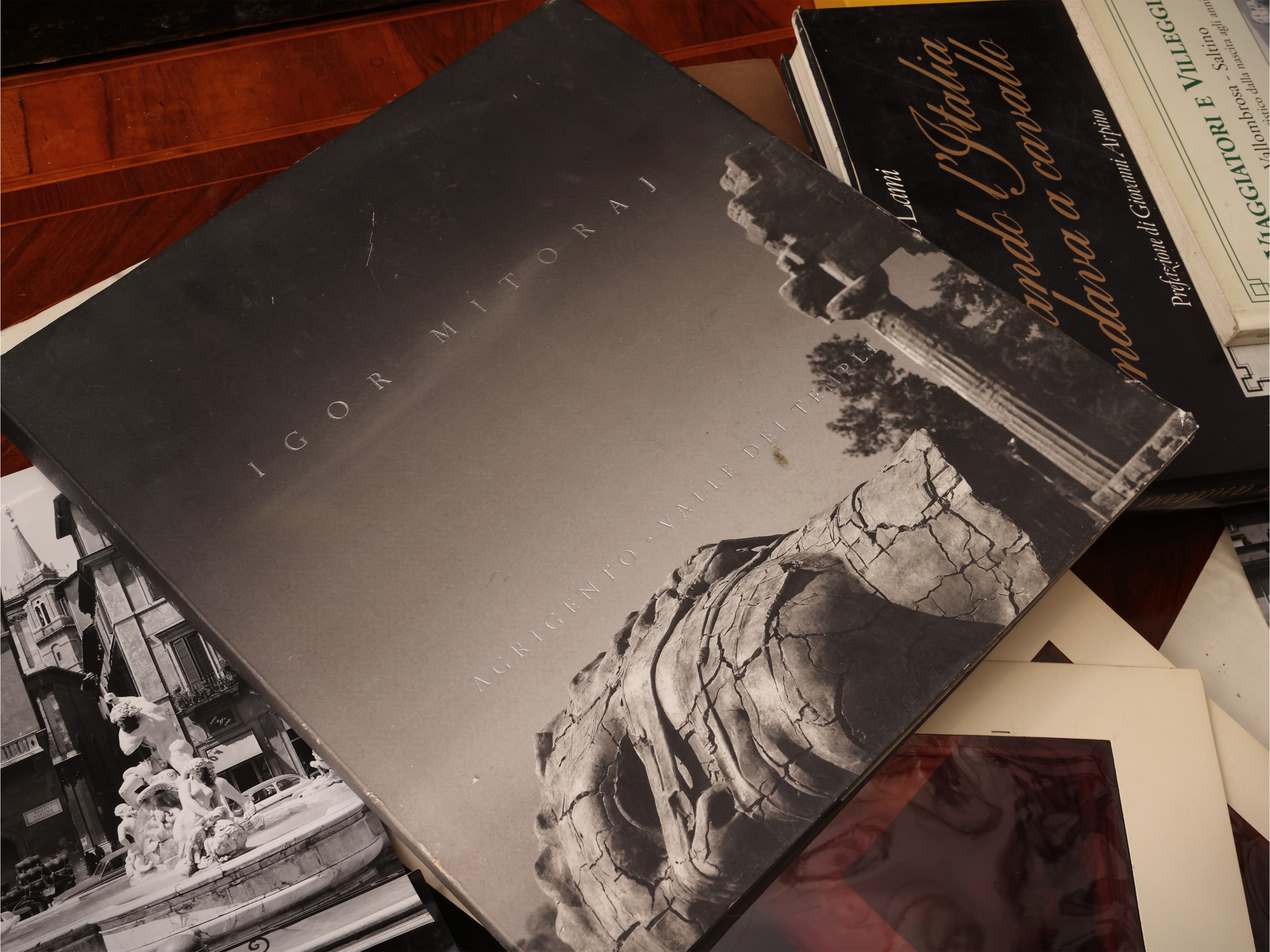 Raccolta di curiosità fotografiche, libri e fotografie in bianco e nero con gruppo di Leonard Von...