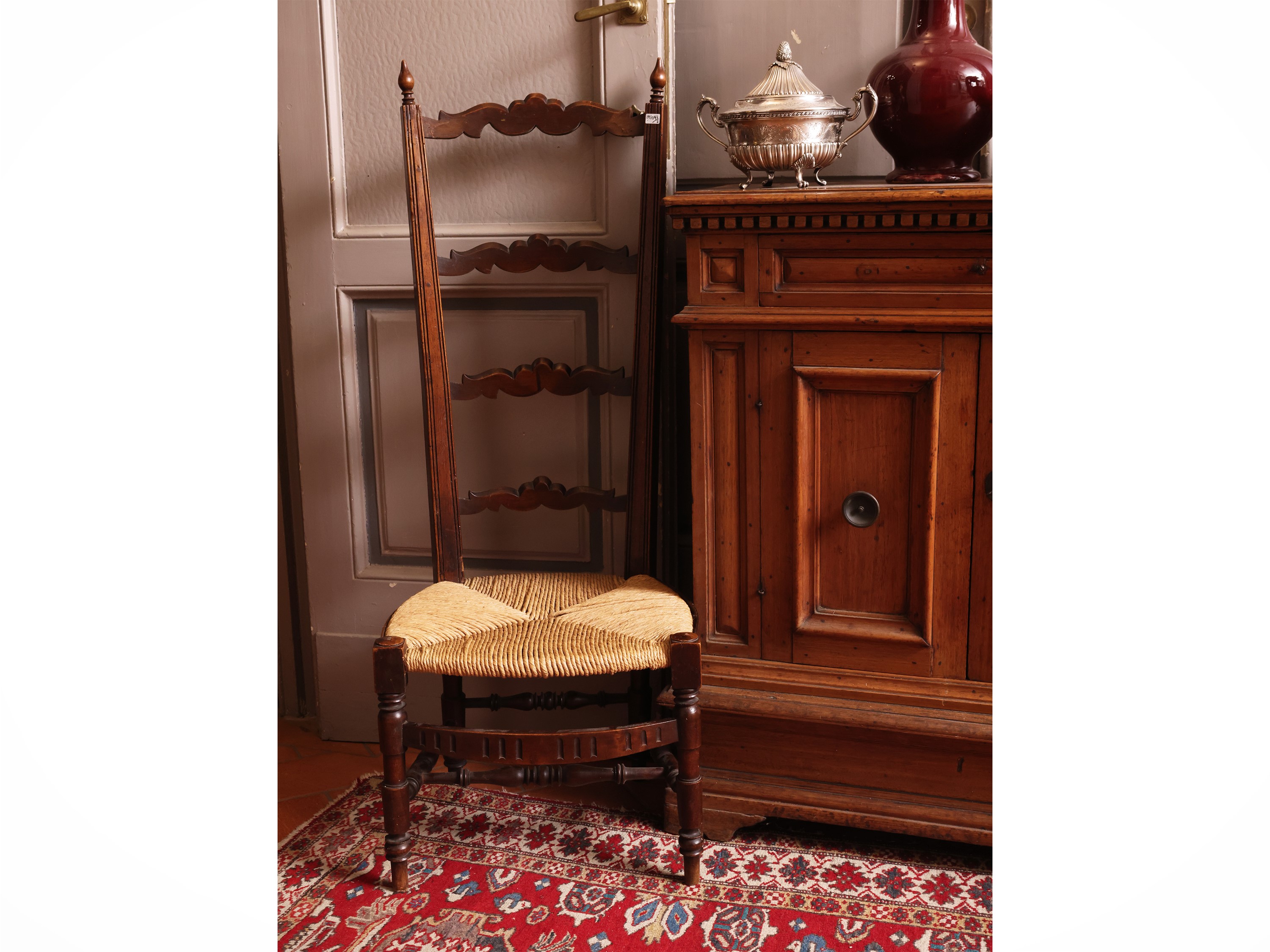 Due complementi di arredo: sedia da balia e credenza in legno in stile seicentesco
