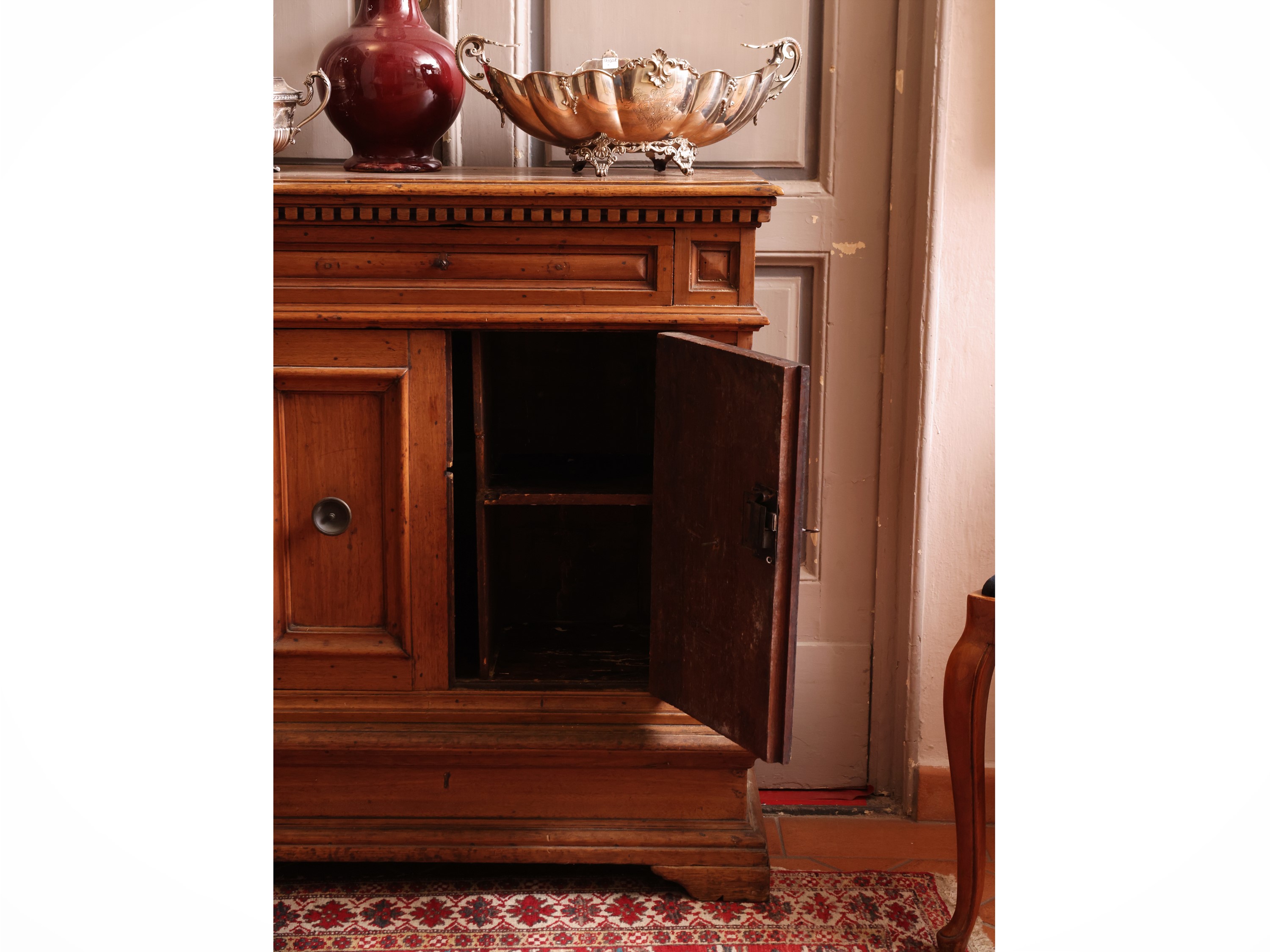 Due complementi di arredo: sedia da balia e credenza in legno in stile seicentesco