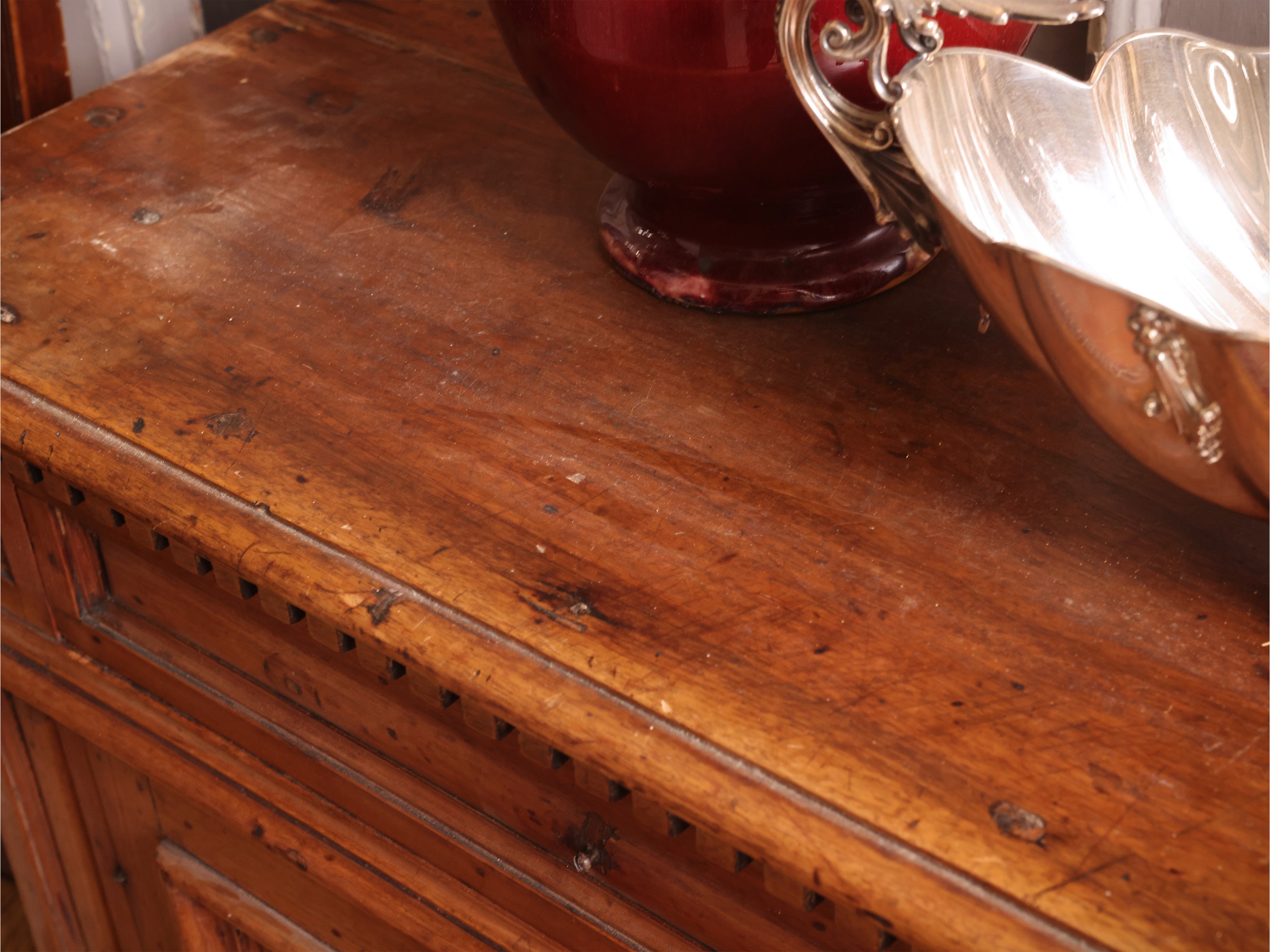 Due complementi di arredo: sedia da balia e credenza in legno in stile seicentesco