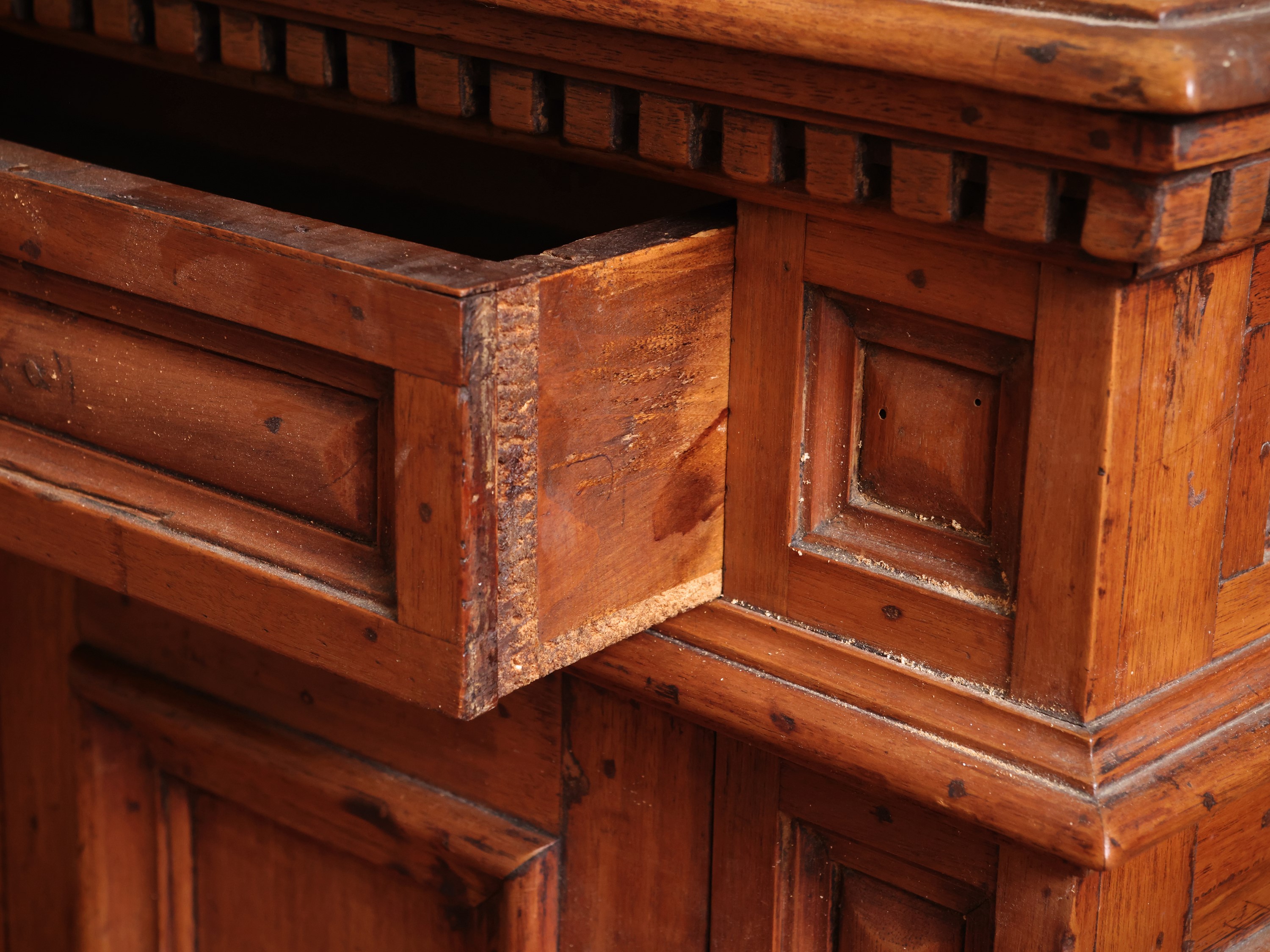 Due complementi di arredo: sedia da balia e credenza in legno in stile seicentesco