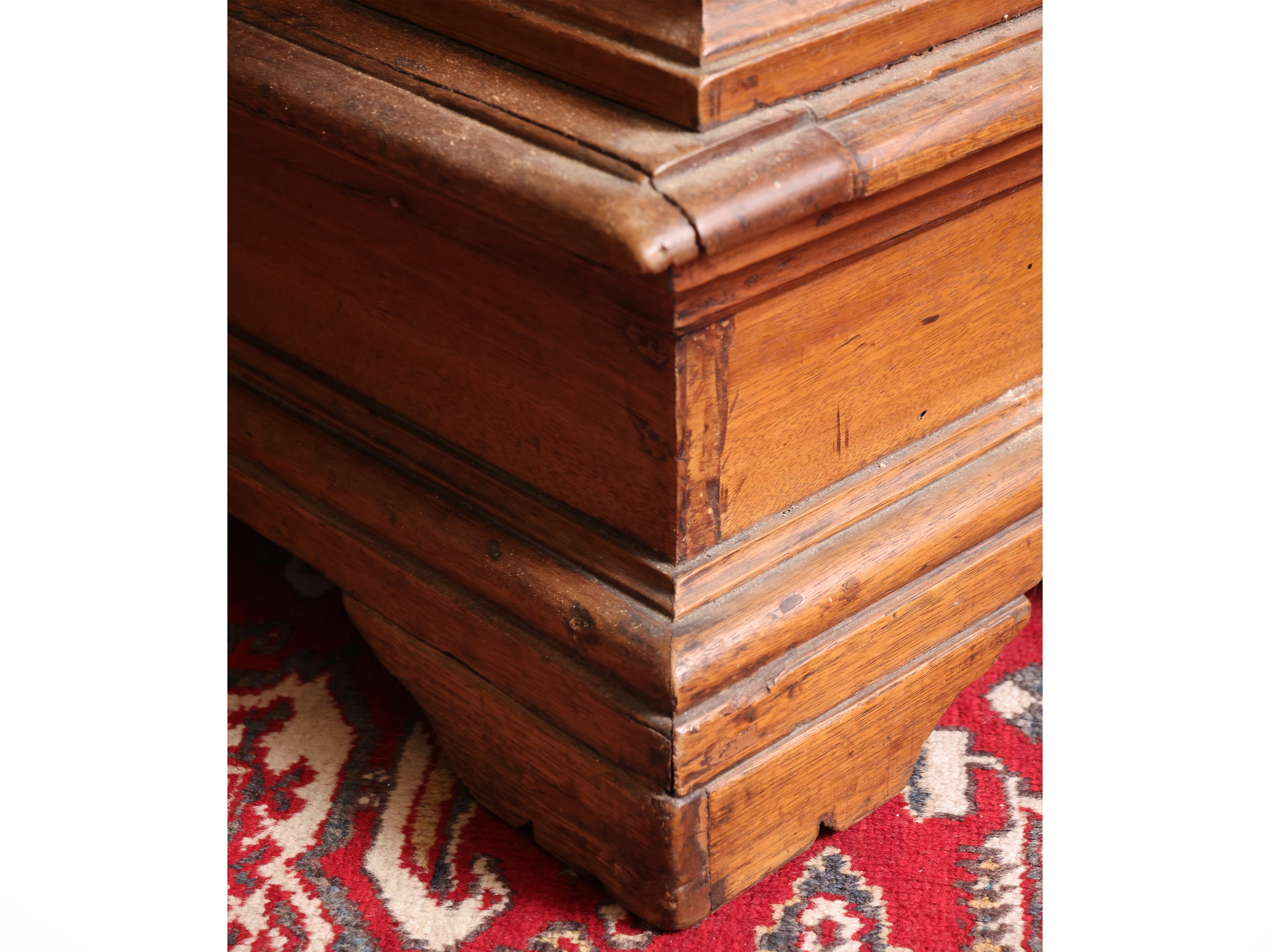 Due complementi di arredo: sedia da balia e credenza in legno in stile seicentesco