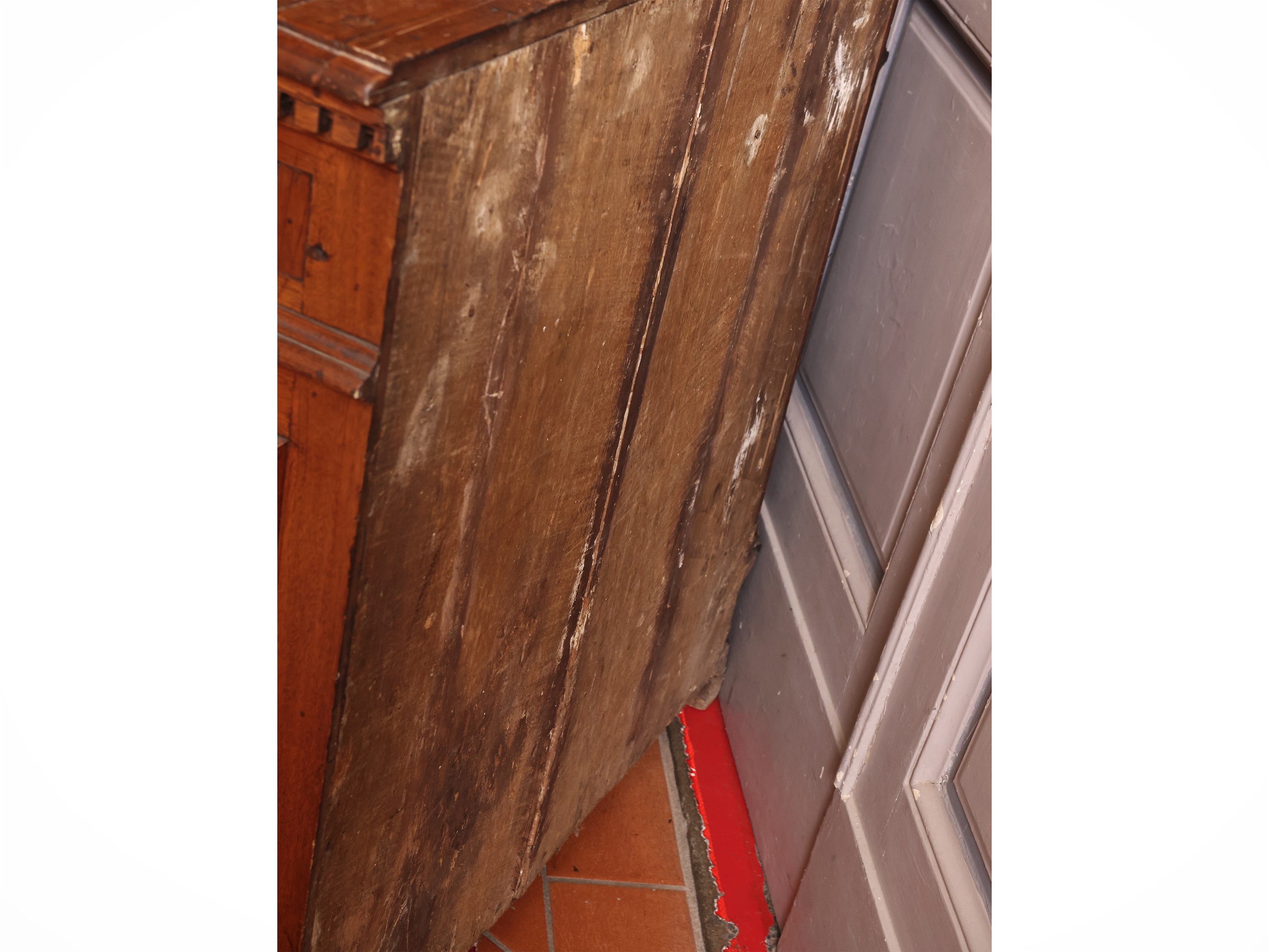 Due complementi di arredo: sedia da balia e credenza in legno in stile seicentesco
