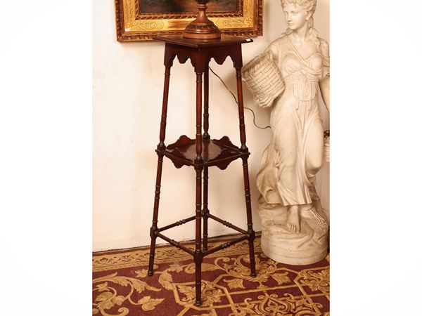 Gueridon in soft wood