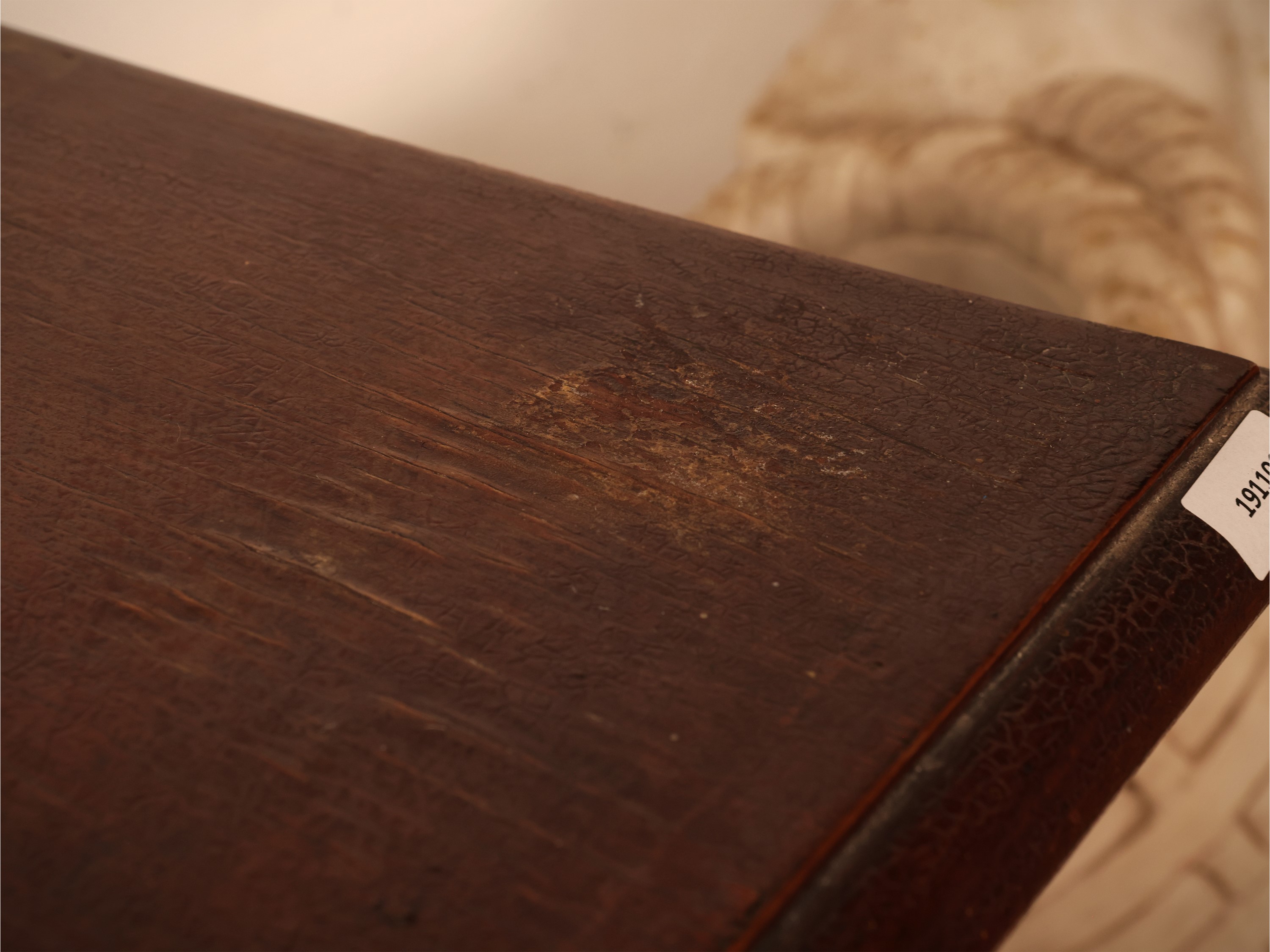 Gueridon in legno tenero, sostegni torniti riuniti da ripiano