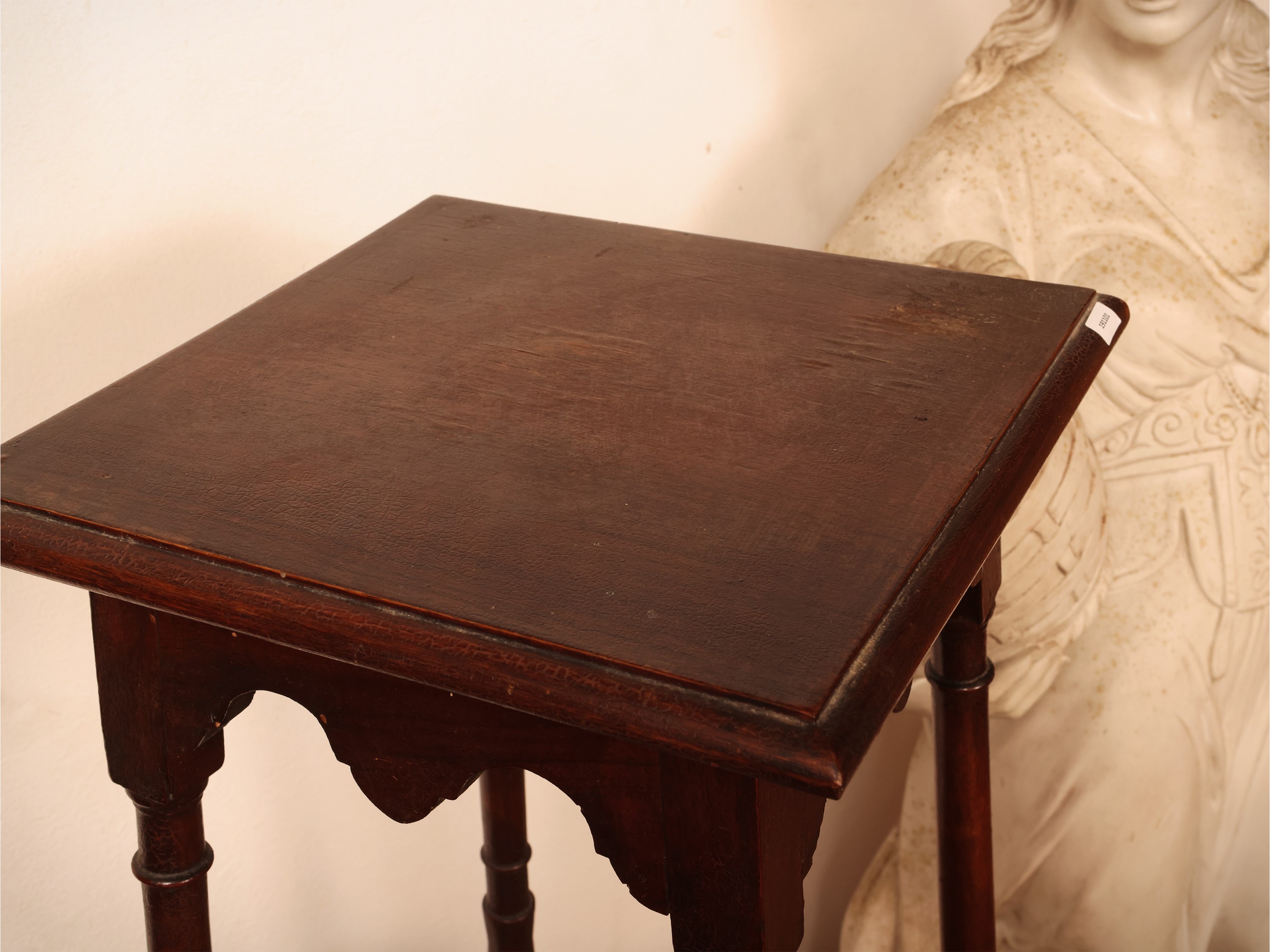 Gueridon in legno tenero, sostegni torniti riuniti da ripiano