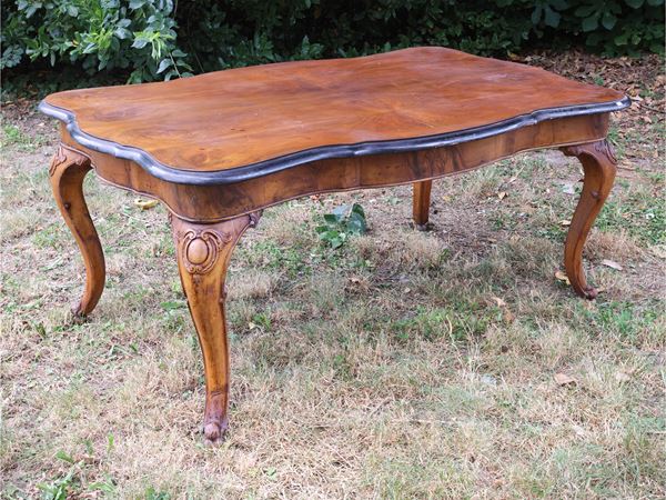Large table in walnut veneer and walnut feather