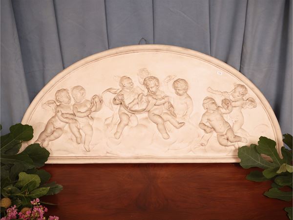 Mezzaluna ad altorilievo in gesso