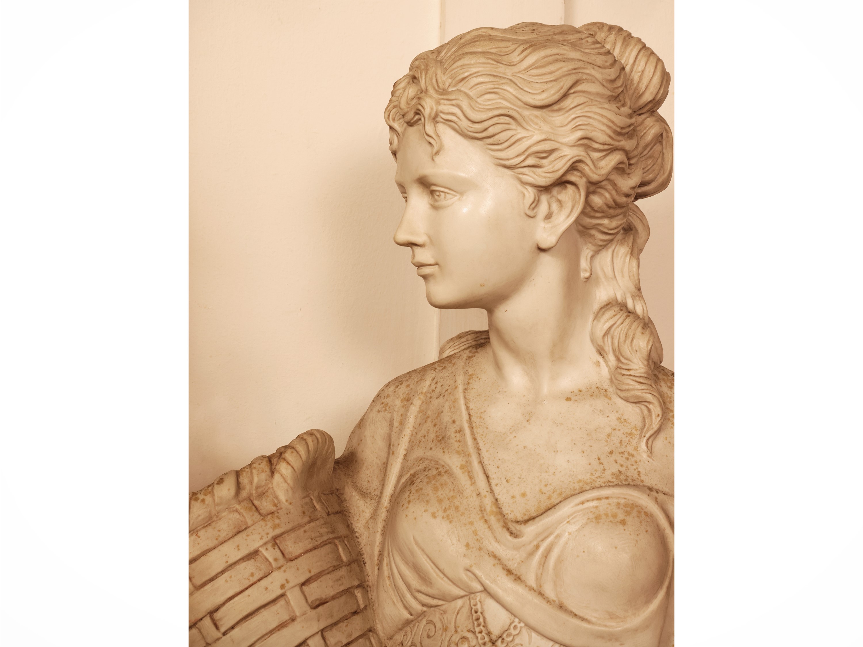 Scultura in materiale composito, Donna con cesti
