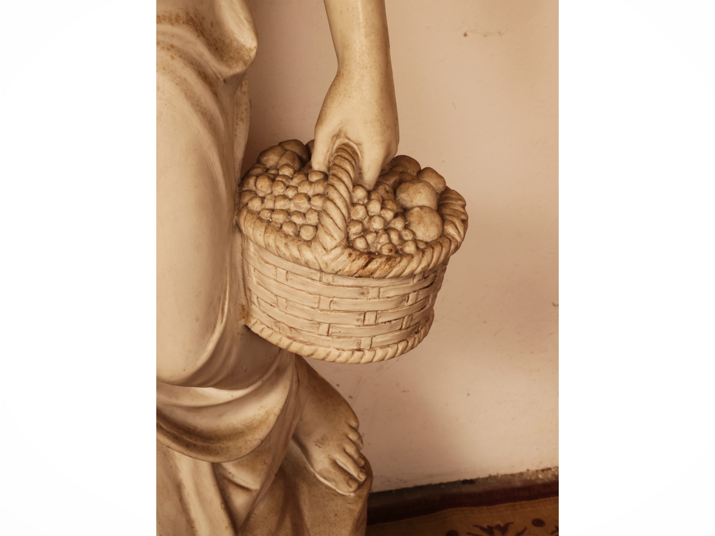 Scultura in materiale composito, Donna con cesti