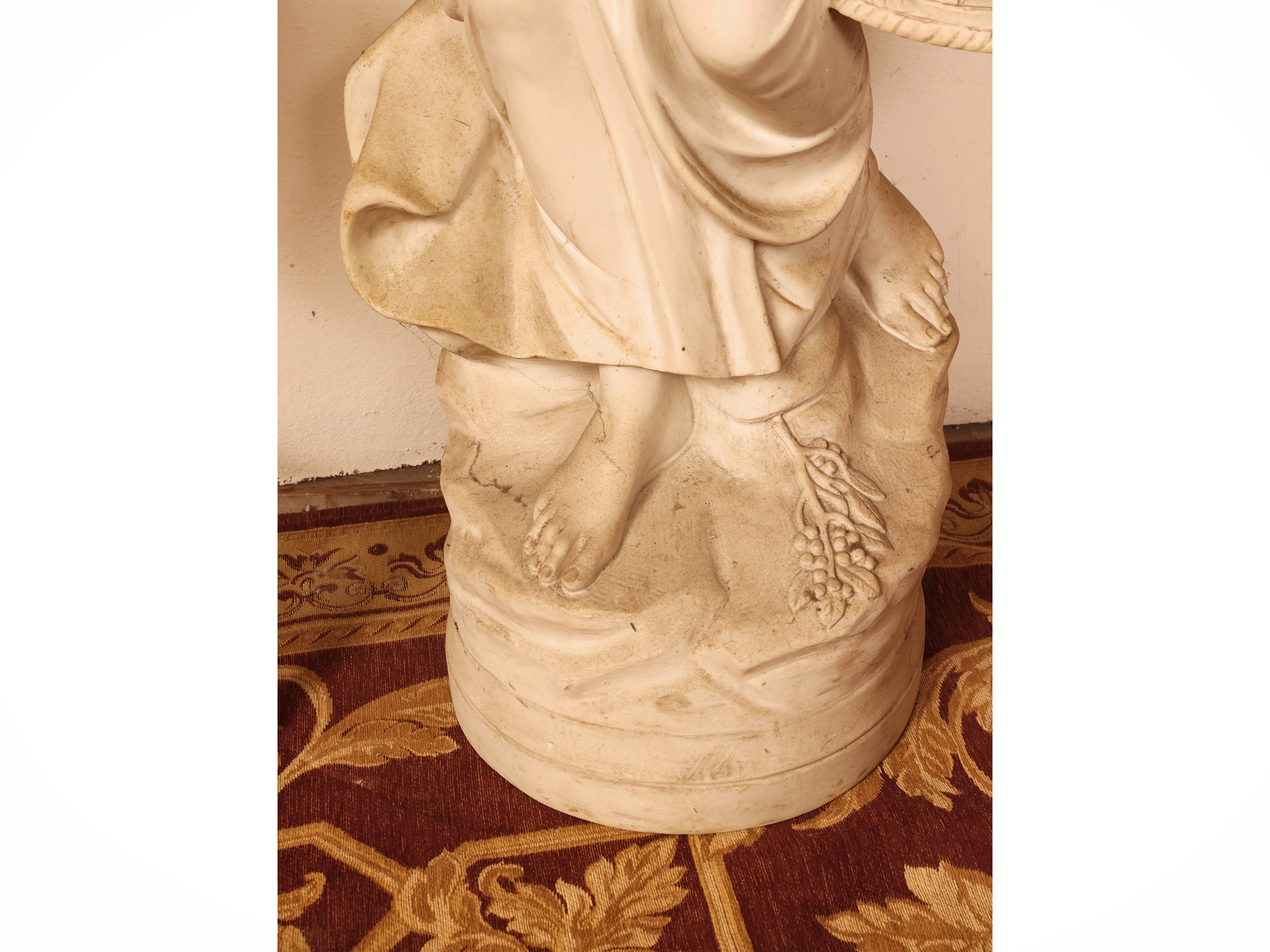 Scultura in materiale composito, Donna con cesti