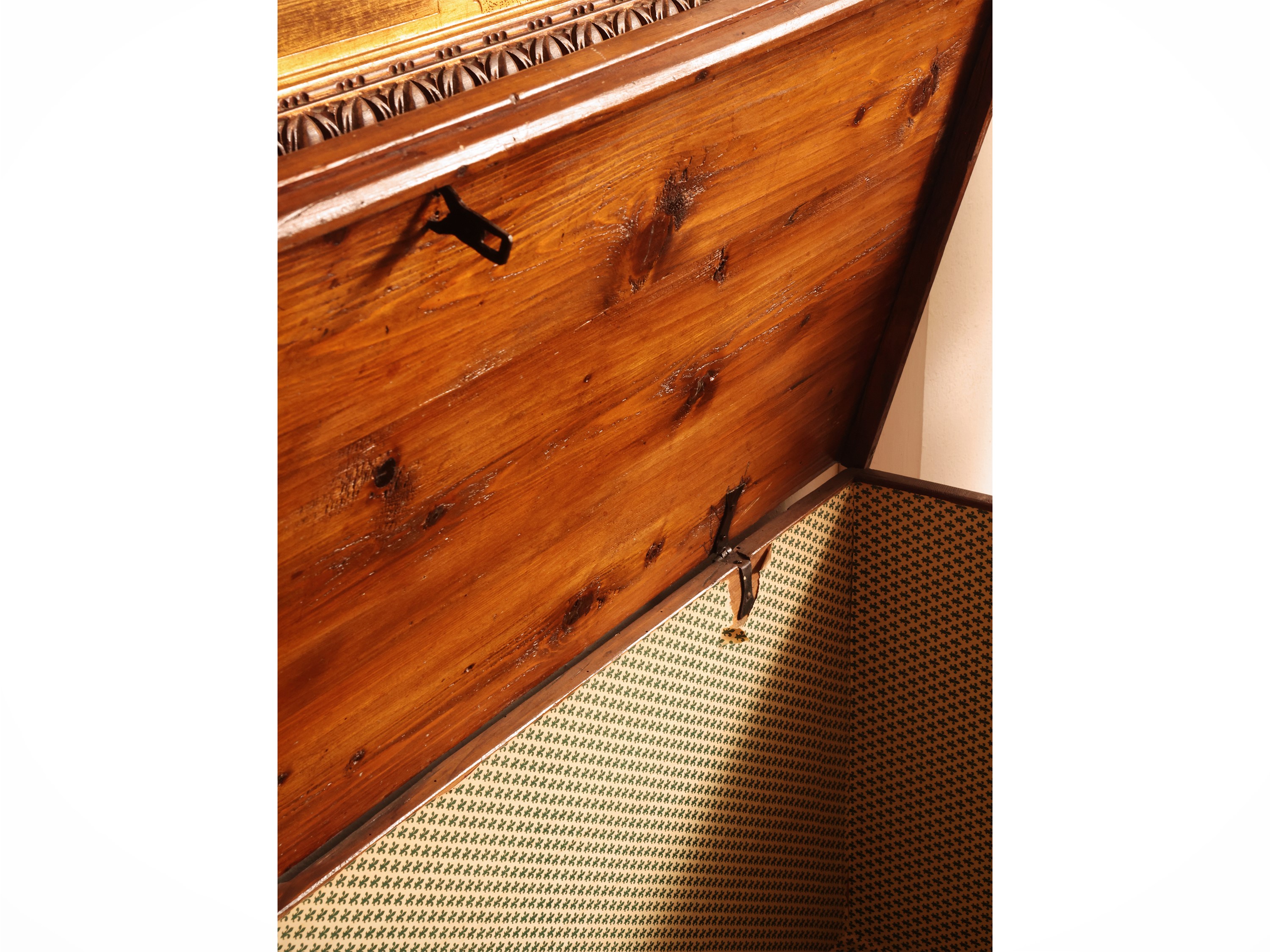 Cassapanca rustica in legno tenero, h 74 cm, 130x49 cm
