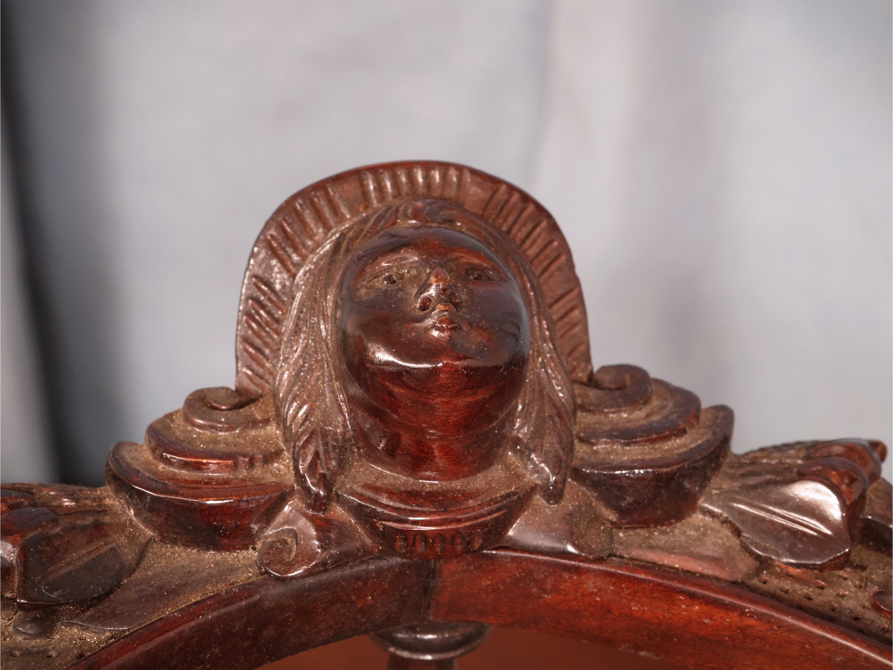 Divanetto confident in mogano in miniatura, fine XIX-inizio XX secolo
