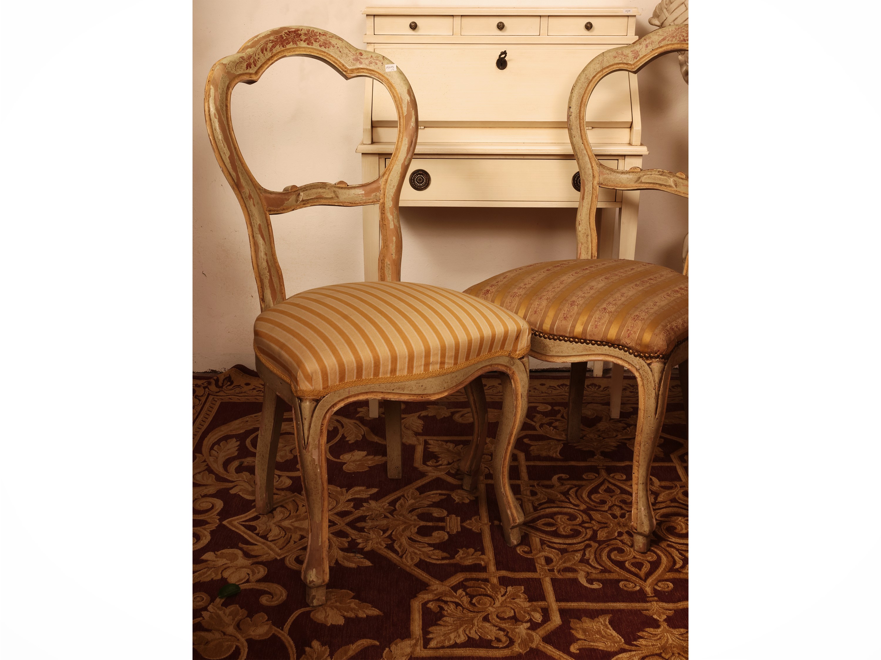 Coppia di sedie in legno laccato avorio, stile settecentesco