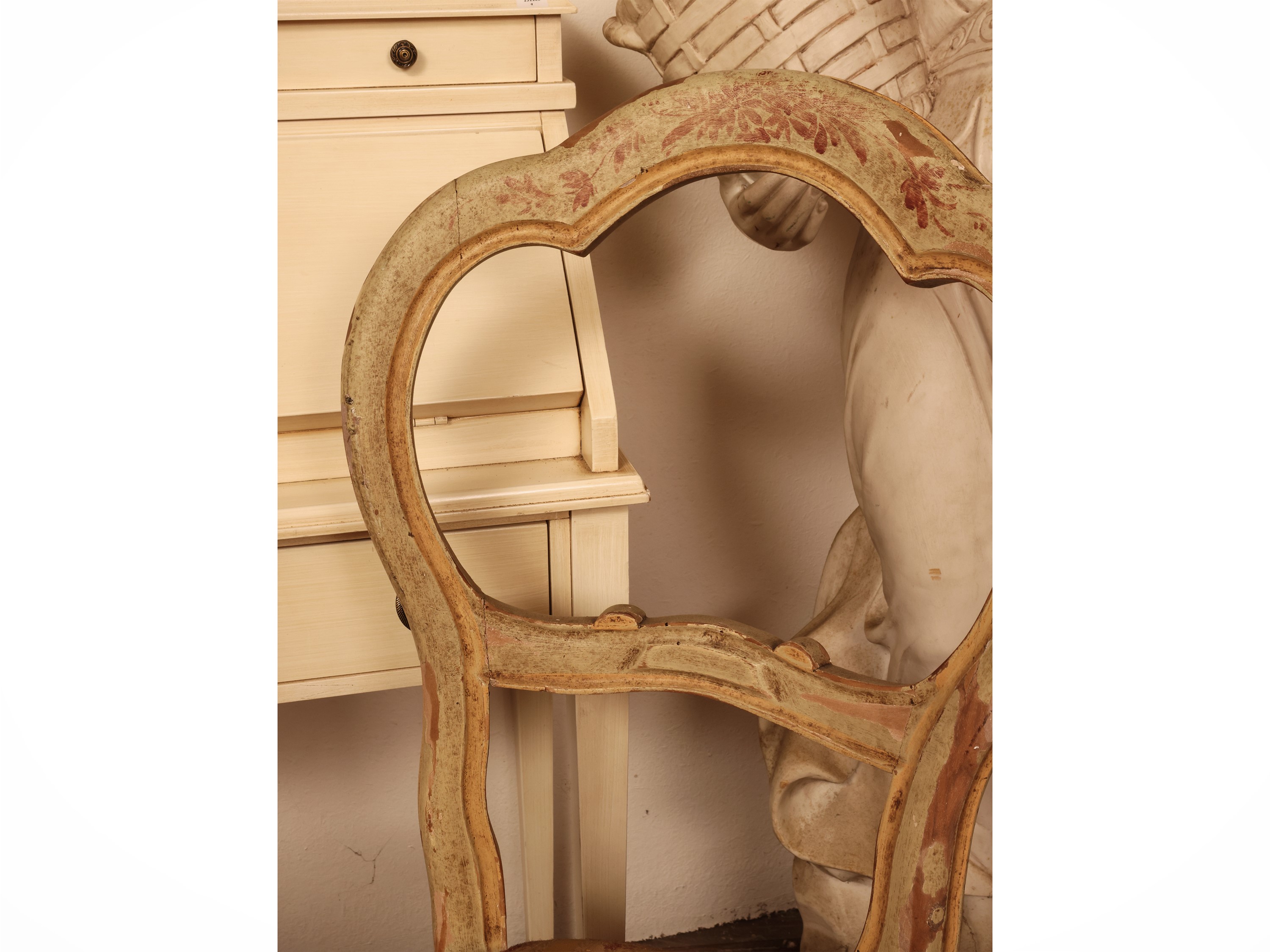 Coppia di sedie in legno laccato avorio, stile settecentesco