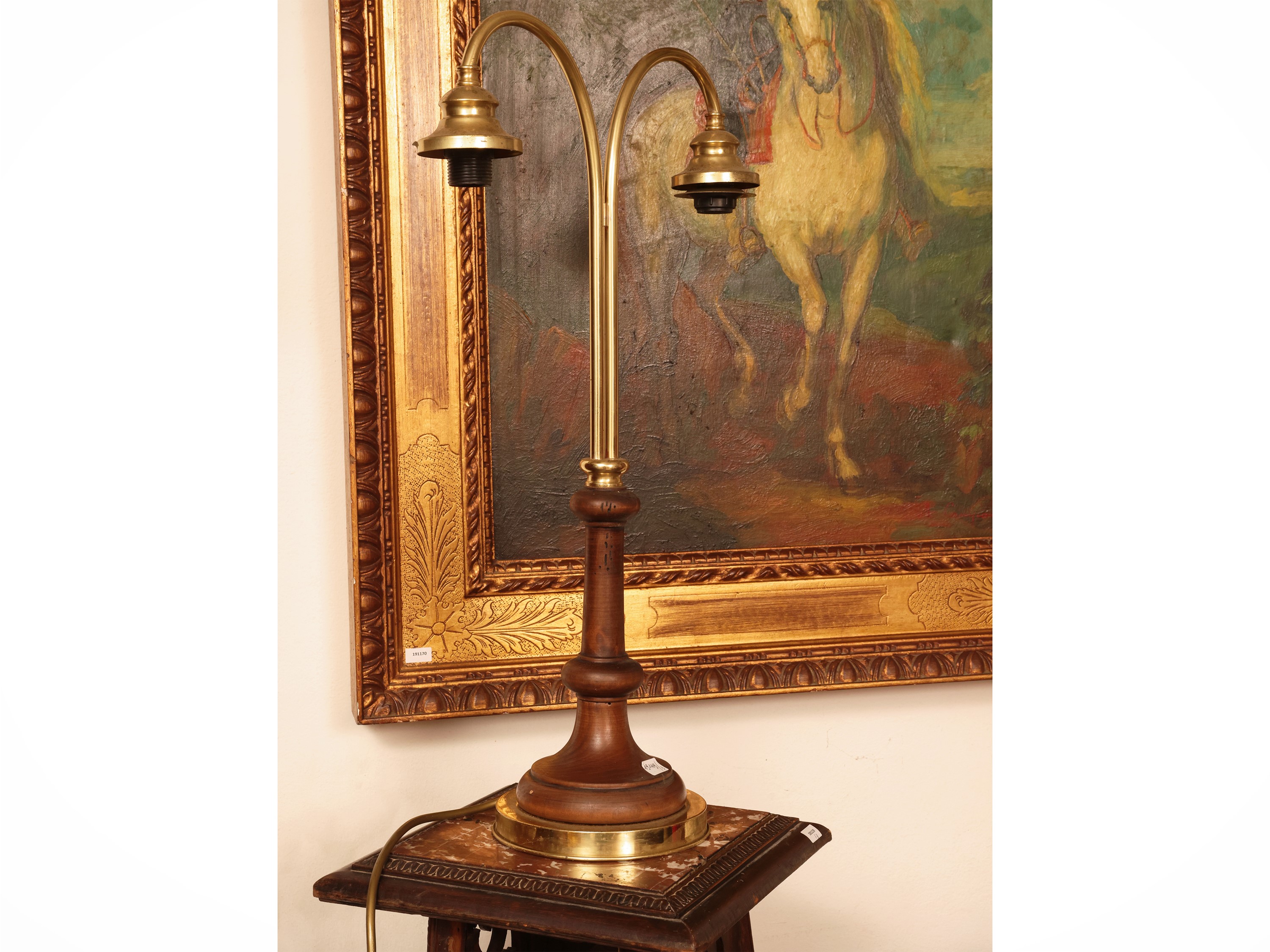 Complementi di arredo, gueridon in legno con piano in marmo, sedia imbottita in velluto, lume da ...